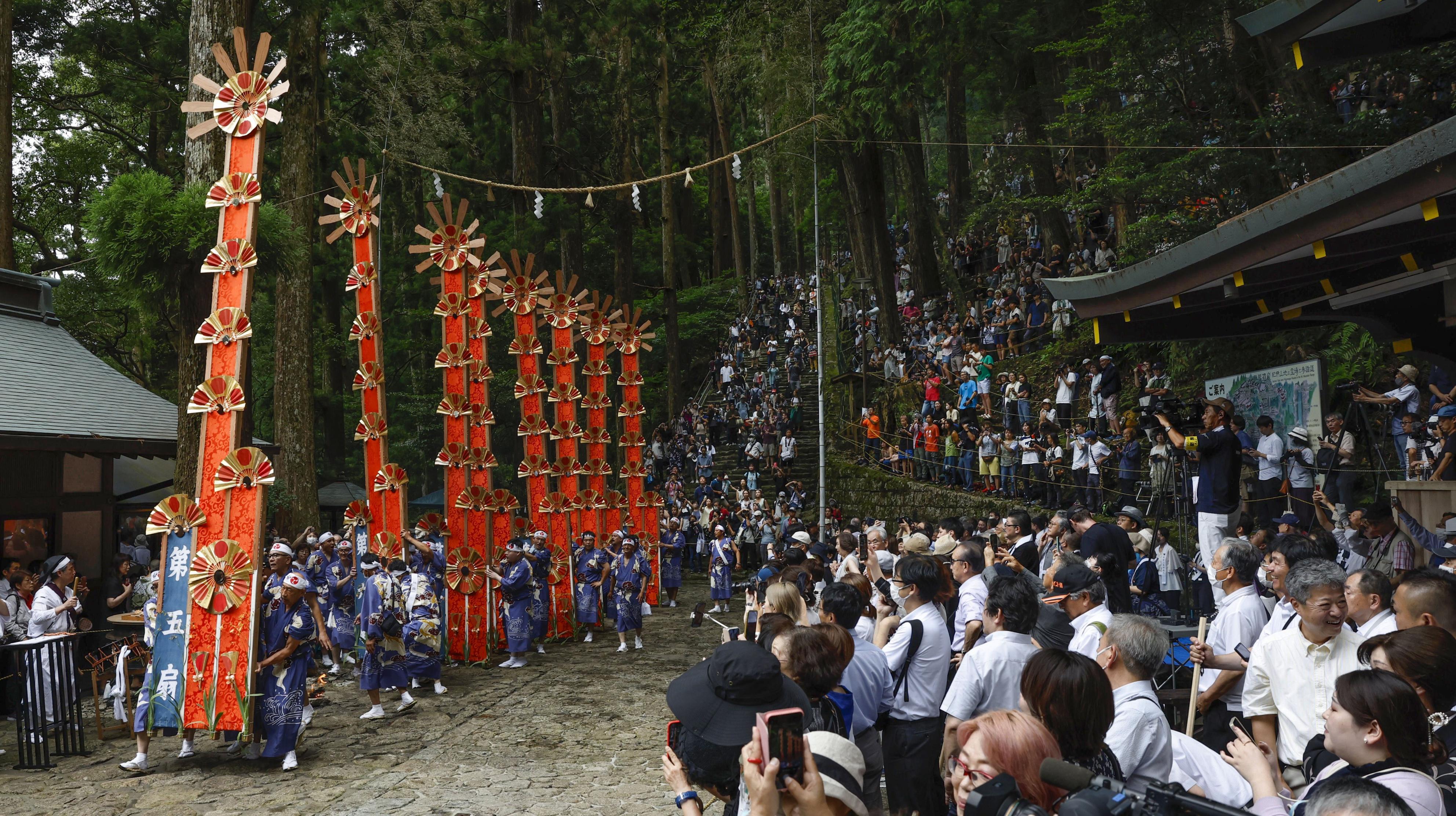 フォト】炎の乱舞、観客を魅了 熊野那智大社の扇祭り - 産経ニュース