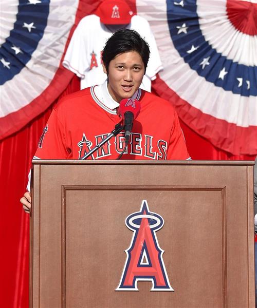 大谷翔平 2018 エンゼルス 限定 写真集 2017 MLB 入団会見 過去につけたのは26選手 大谷はエンゼルスの背番号「17」で伝説