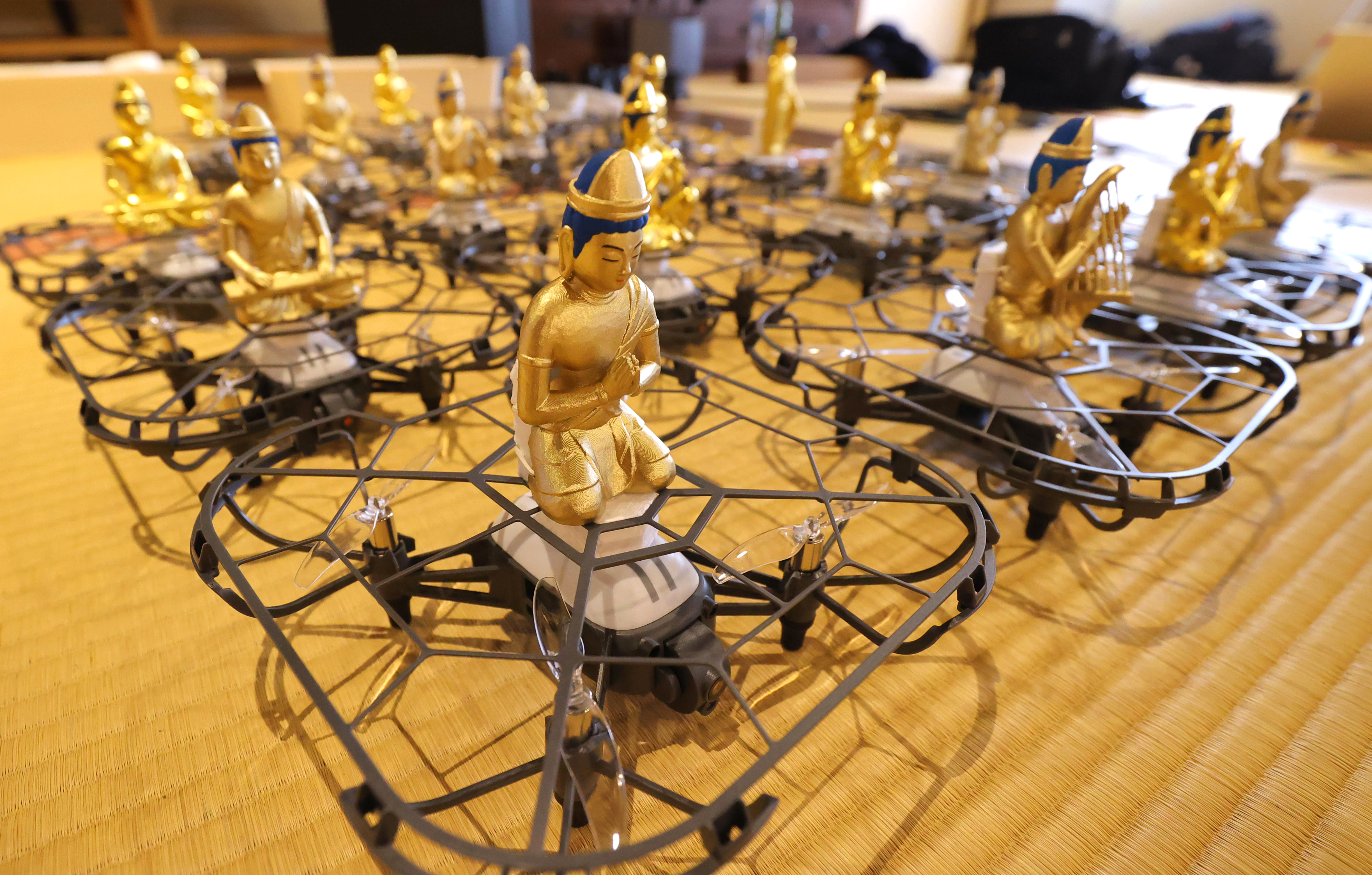 クラロワ　金のプリンス像 ドローンの雲に乗って鮮やかに来迎する菩薩 フリースタイルな信仰を