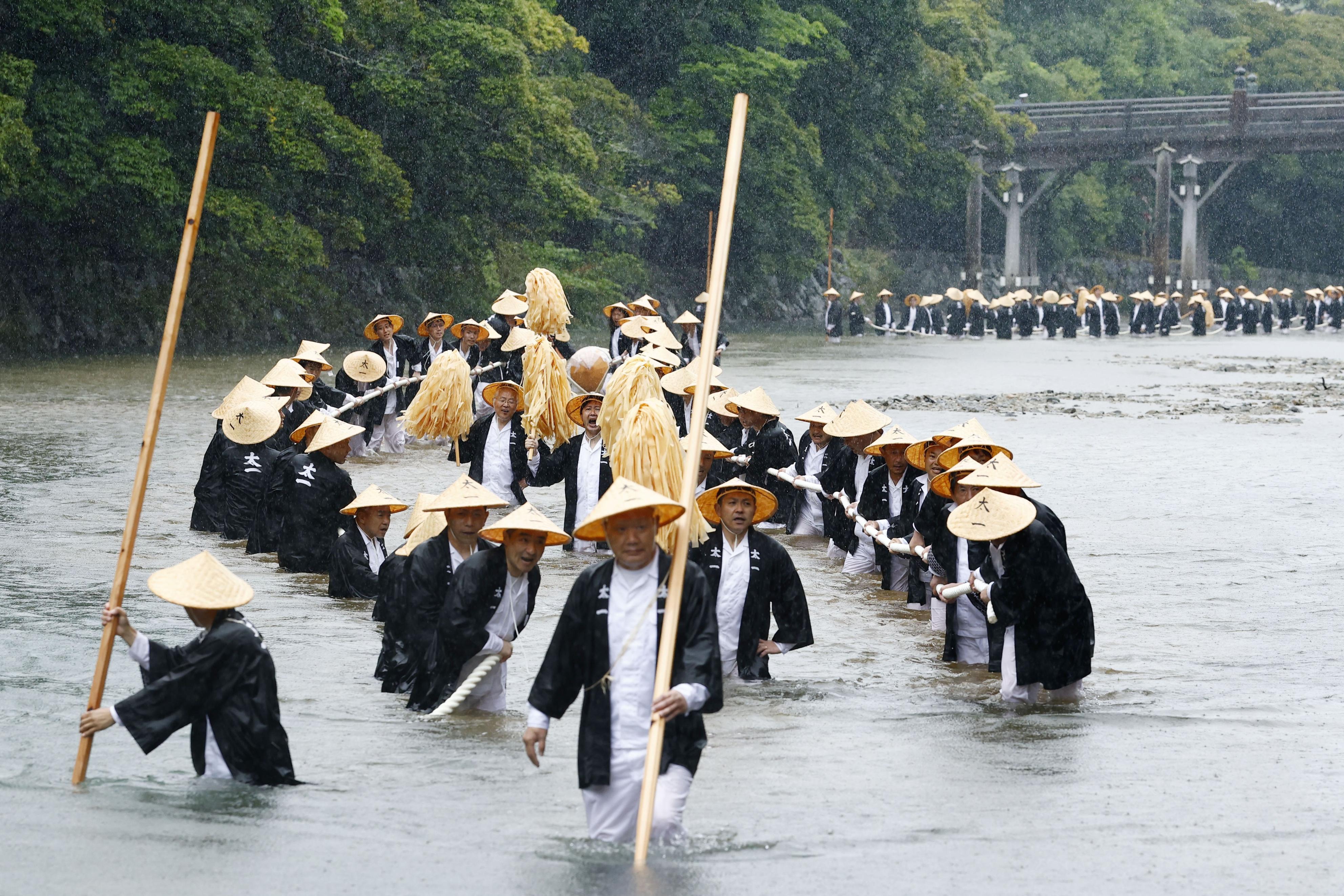 フォトギャラリー】伊勢内宮に神木運び入れ 33年「式年遷宮」に向け