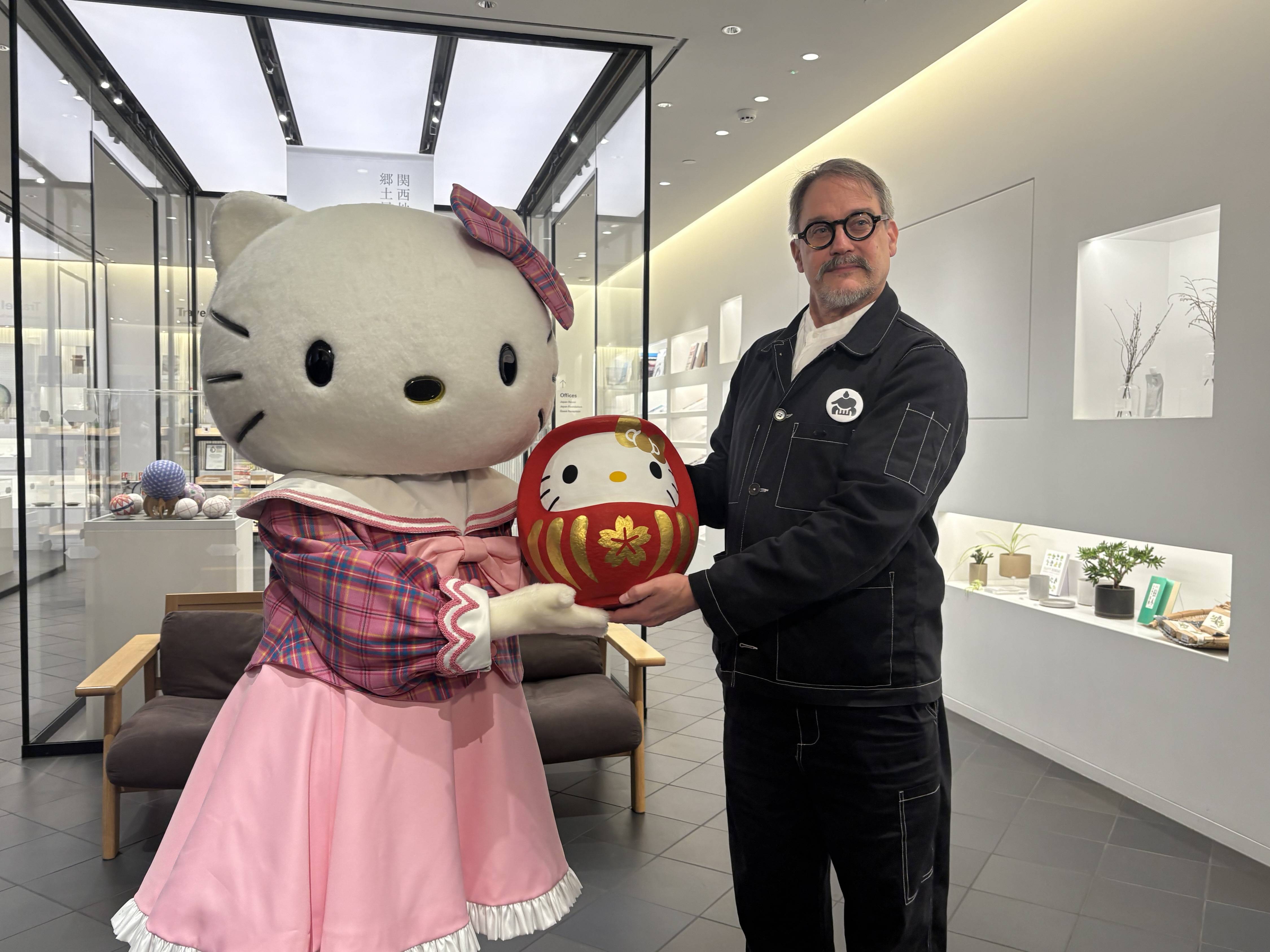 英国人女性「夢かなった」 ハローキティ、ジャパンハウスを訪問 記念