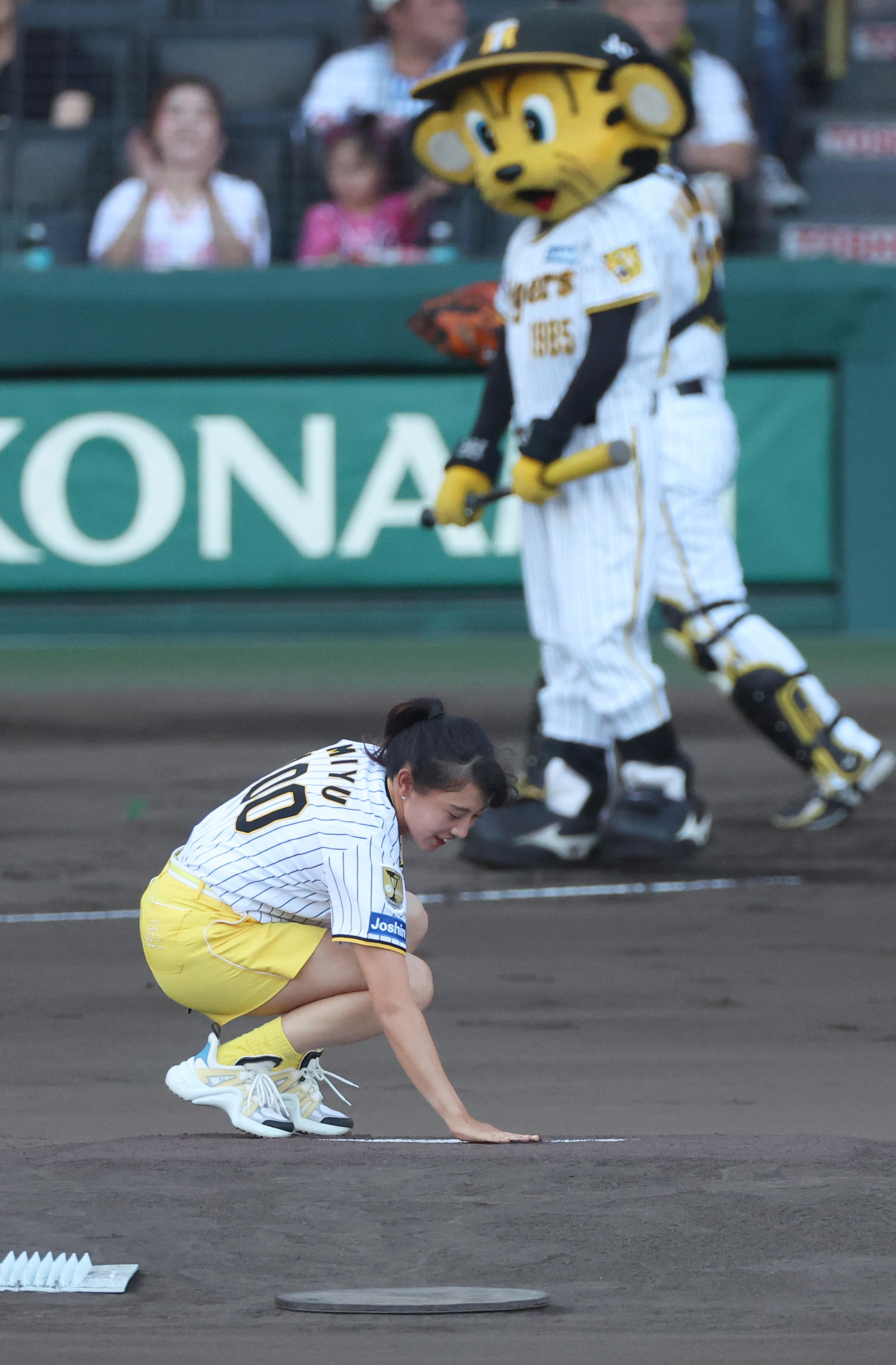 画像】虎党の女子テニス加藤未唯が阪神ーDeNAの試合前にノーバンで