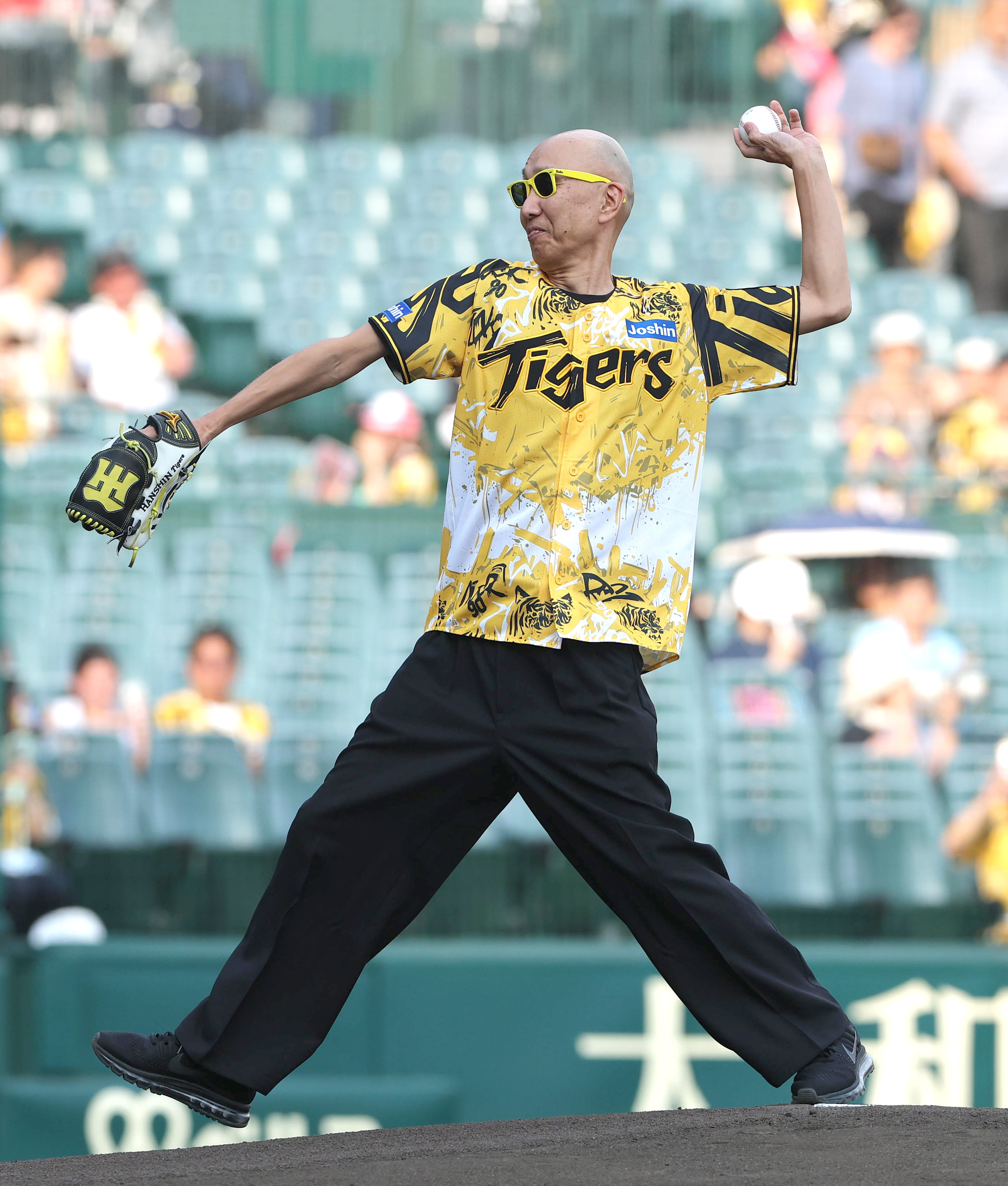 エポック ワン【サンプラザ中野くん】ノーパンファーストピッチセレモニー サンプラザ中野くん、甲子園で〝ノーパン〟ファーストピッチセレモニー