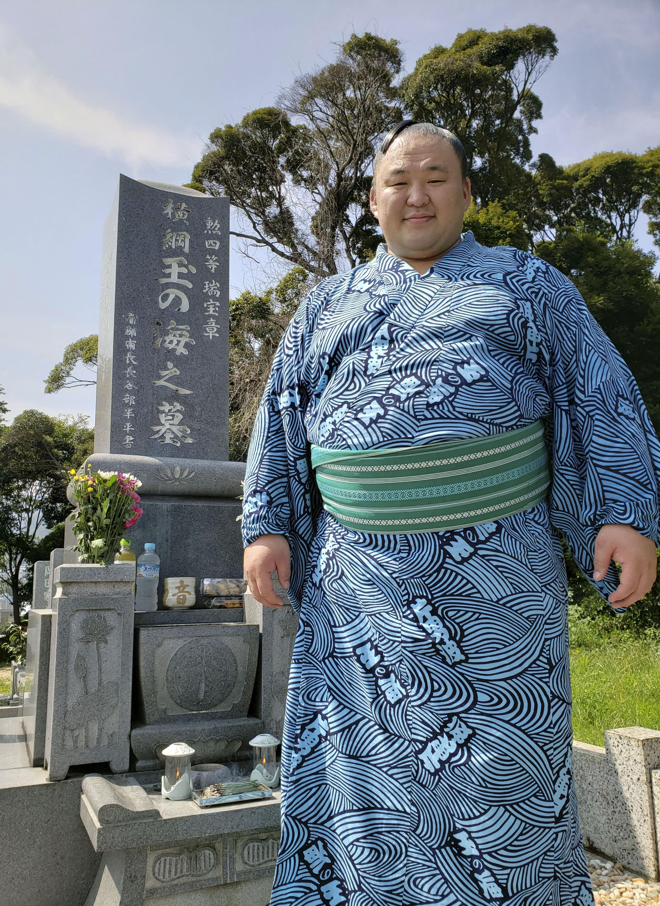40歳玉鷲「神聖な気持ち」 玉の海さんの墓参り、資料室にも足を運ぶ