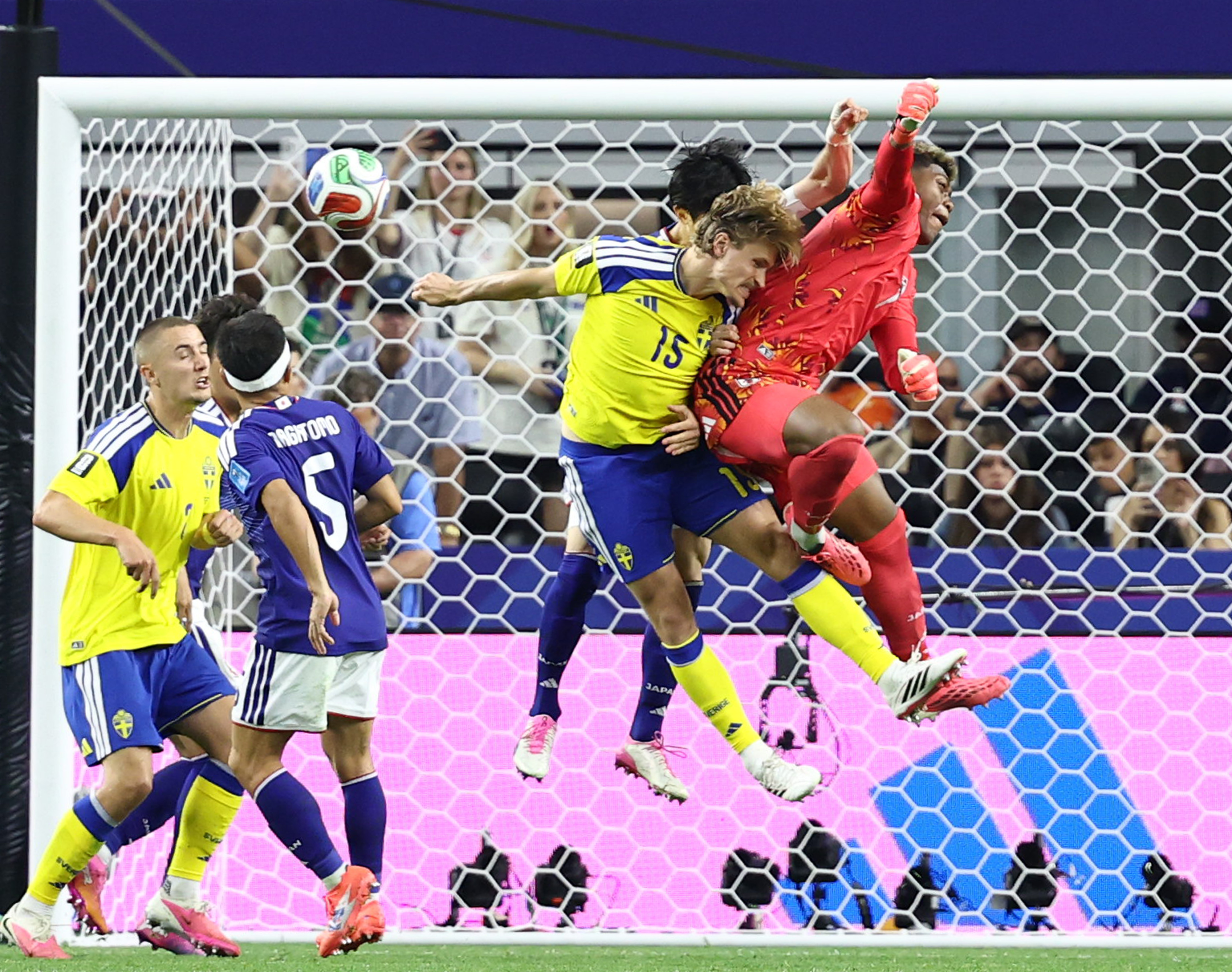 サッカー 自信と課題を得た90分 GK鈴木彩艶の好セーブが光ったスウェーデン戦