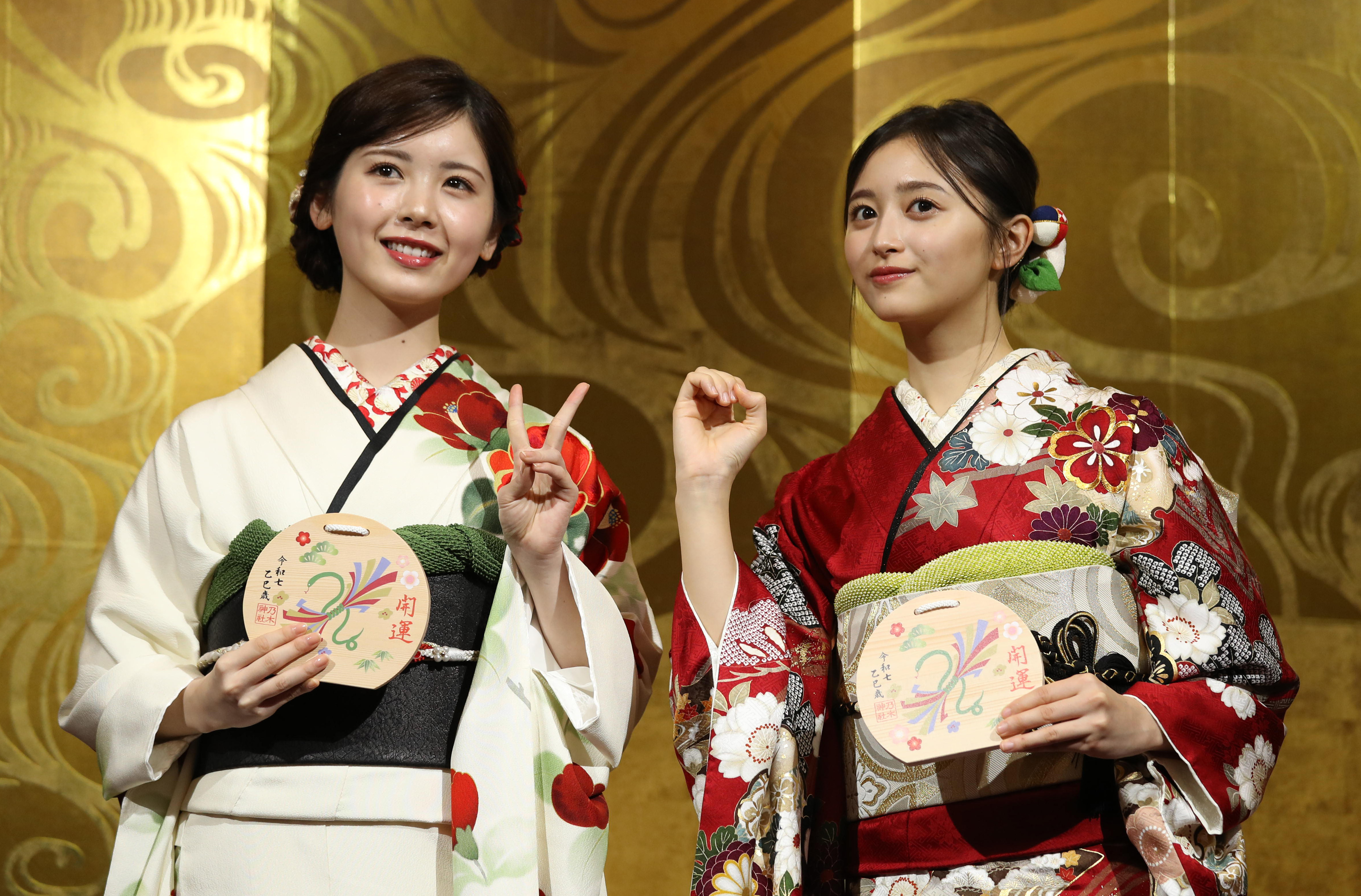 乃木坂46の筒井あやめと井上和、一足早い成人式「私たちはにょろにょろ