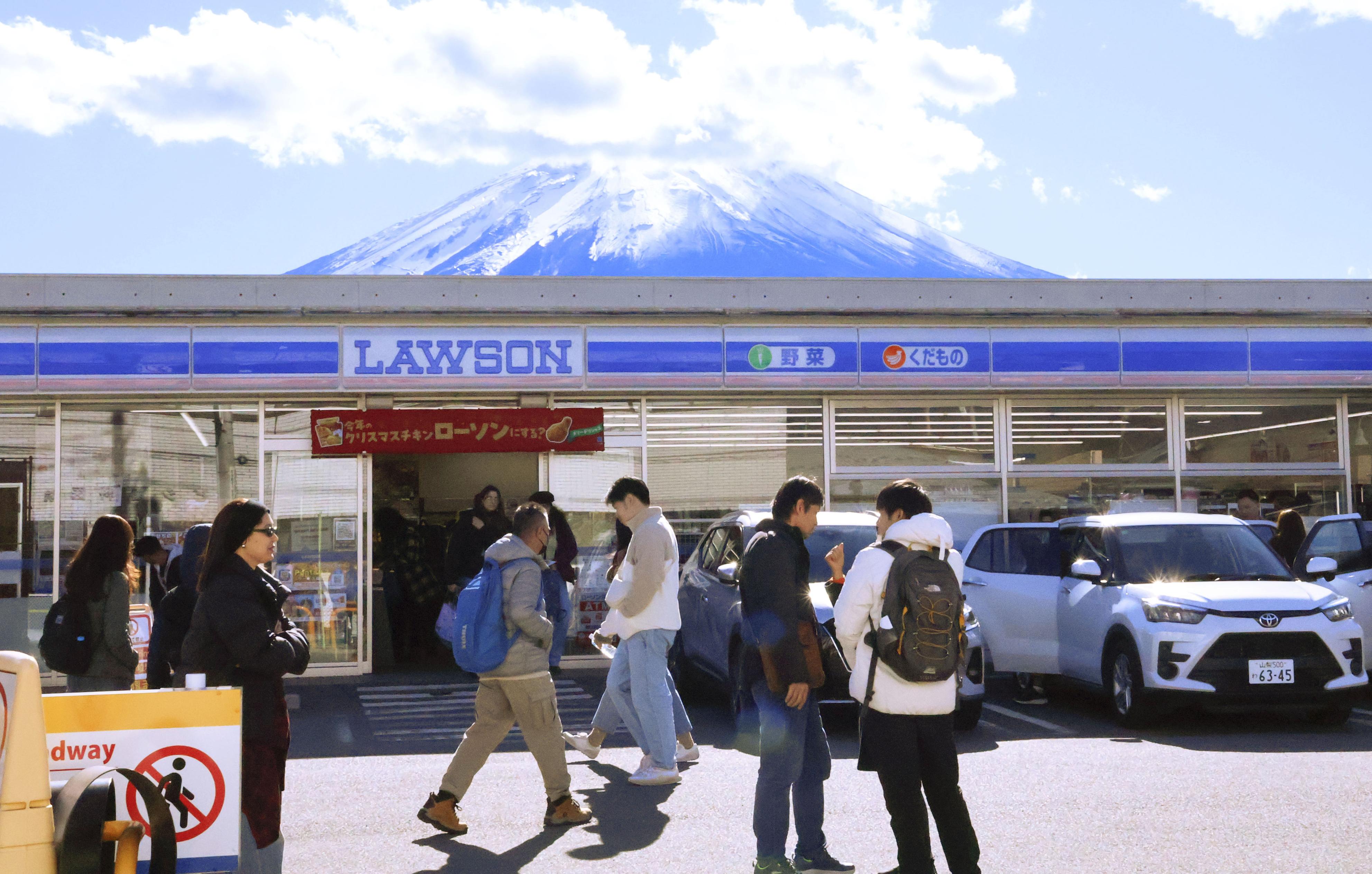 富士山撮影スポット」の柵、コンビニ側にも新設へ 訪日観光客ら殺到