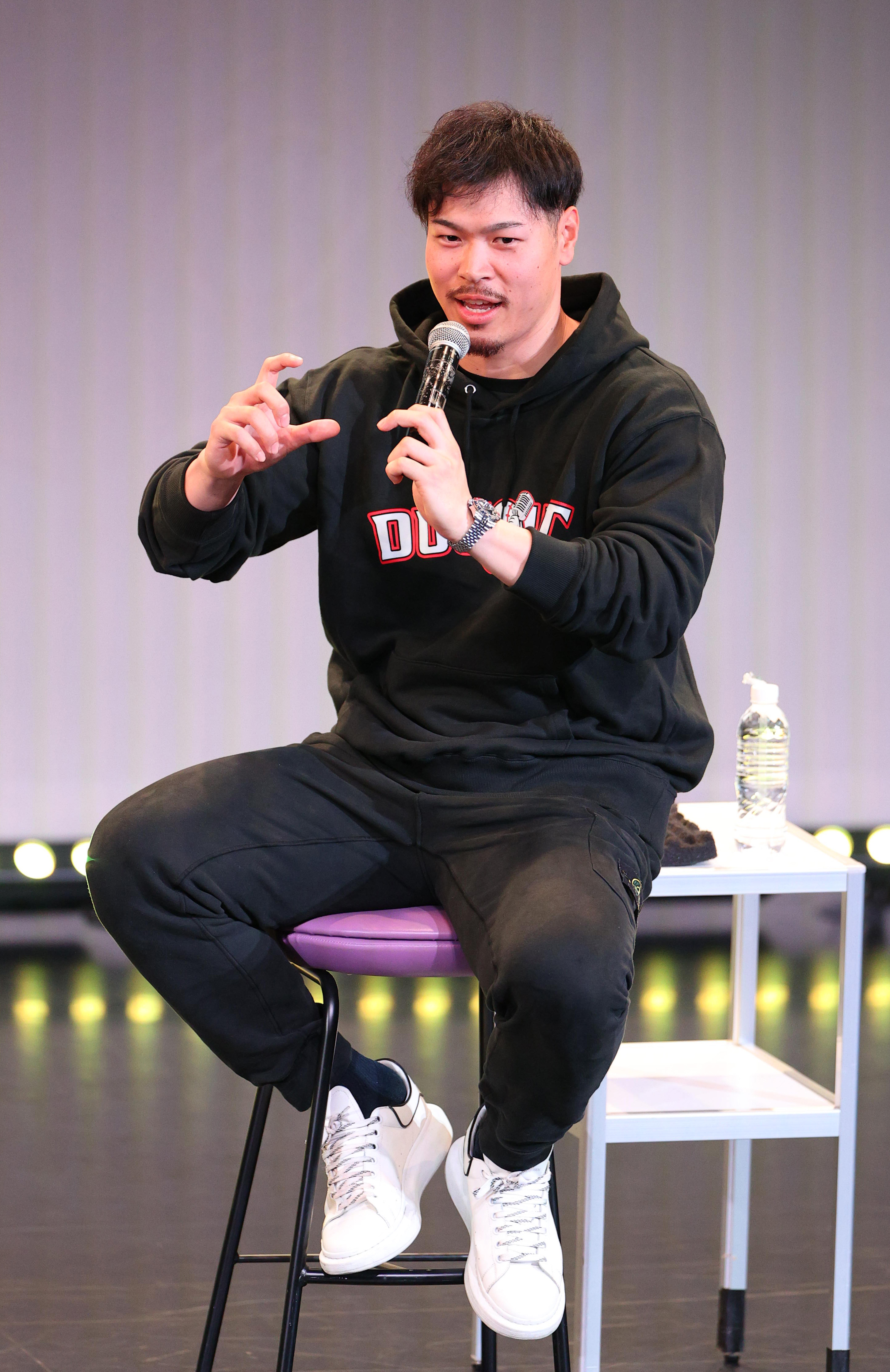 笑いの殿堂〟NGK地下劇場で阪神・佐藤輝が連続HRキングの誓い（写真