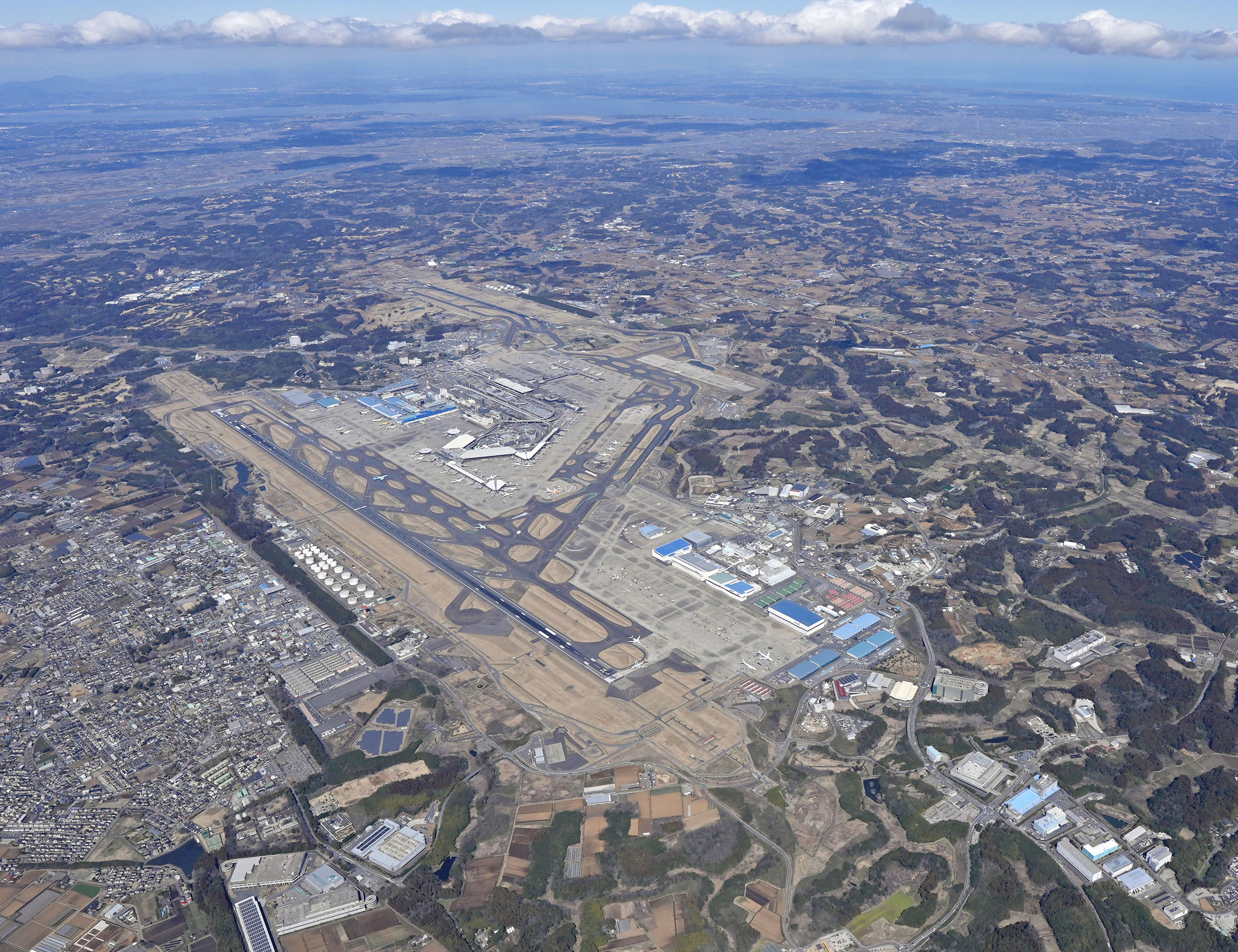 成田空港、4期ぶり黒字 最終益100億円 円安基調、国際線利用増