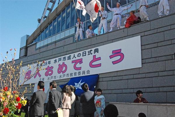 成人式ｄｑｎ 新成人ら４人を逮捕 保護者に連れられて出頭 水戸市の成人式妨害事件 水戸署 産経ニュース