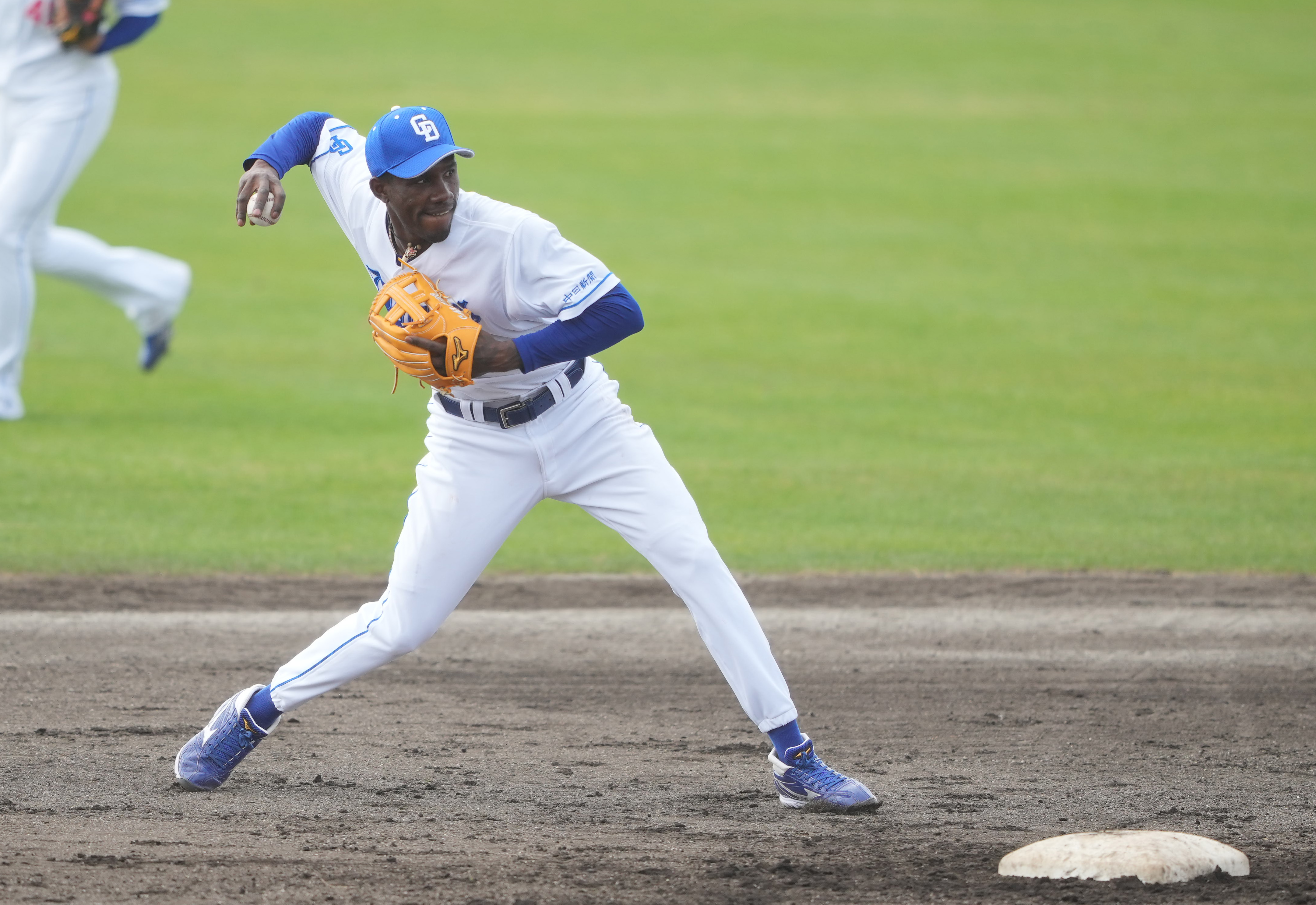 中日の新助っ人・カリステ、万能守備にシュアな打撃 立浪監督「真面目ですし、期待しています」 - サンスポ