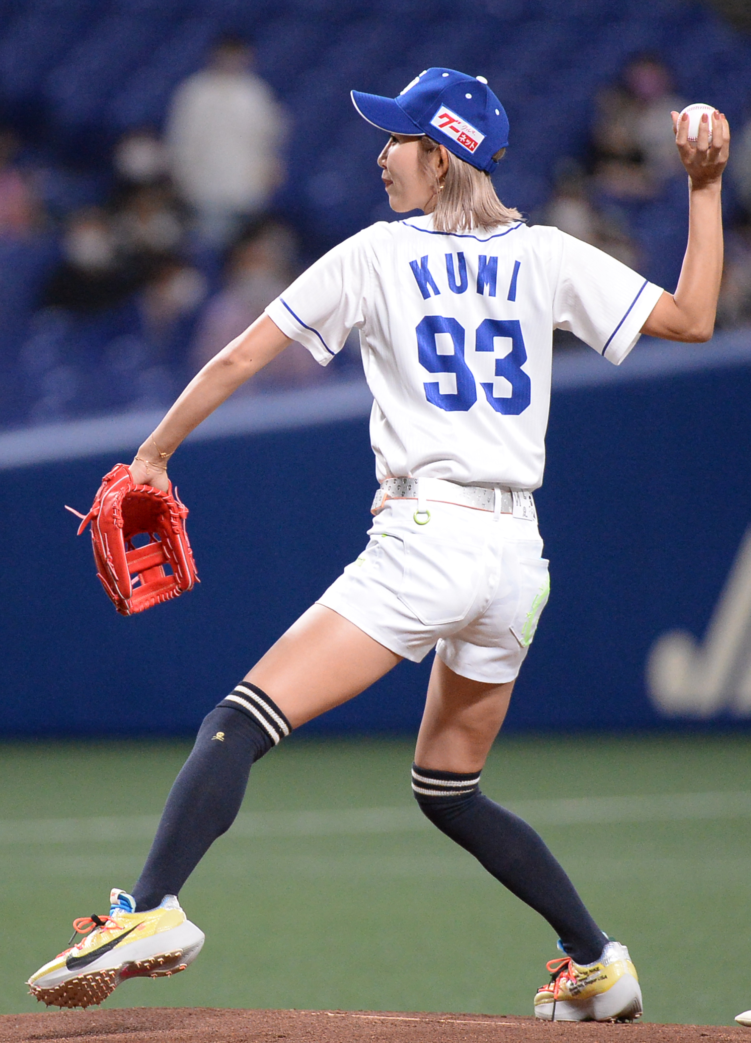 ドアラの頭部に直撃 金田久美子が始球式 産経ニュース