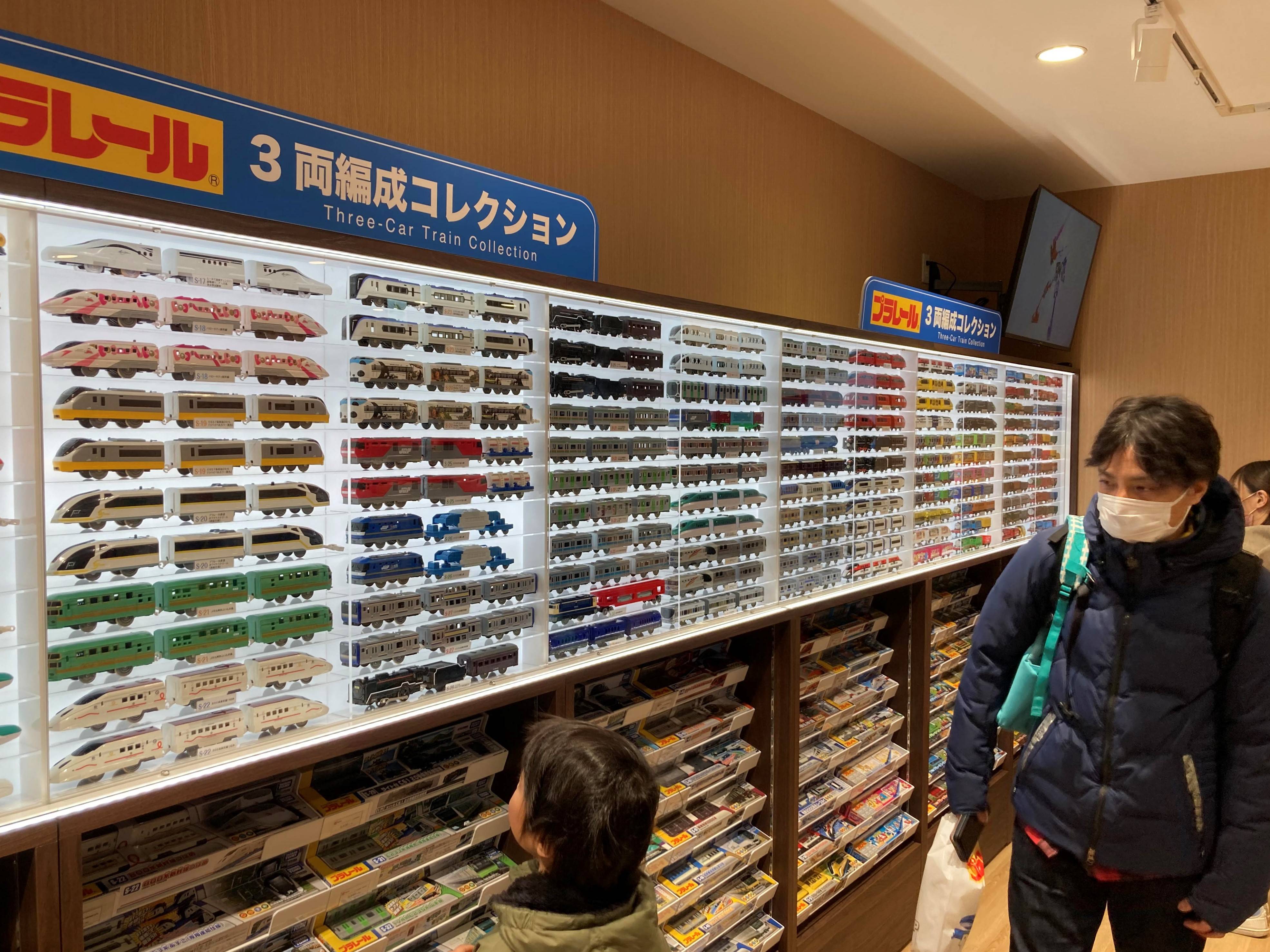 トミカ700台、プラレール100台の壁面展示は壮観 東京の旗艦店