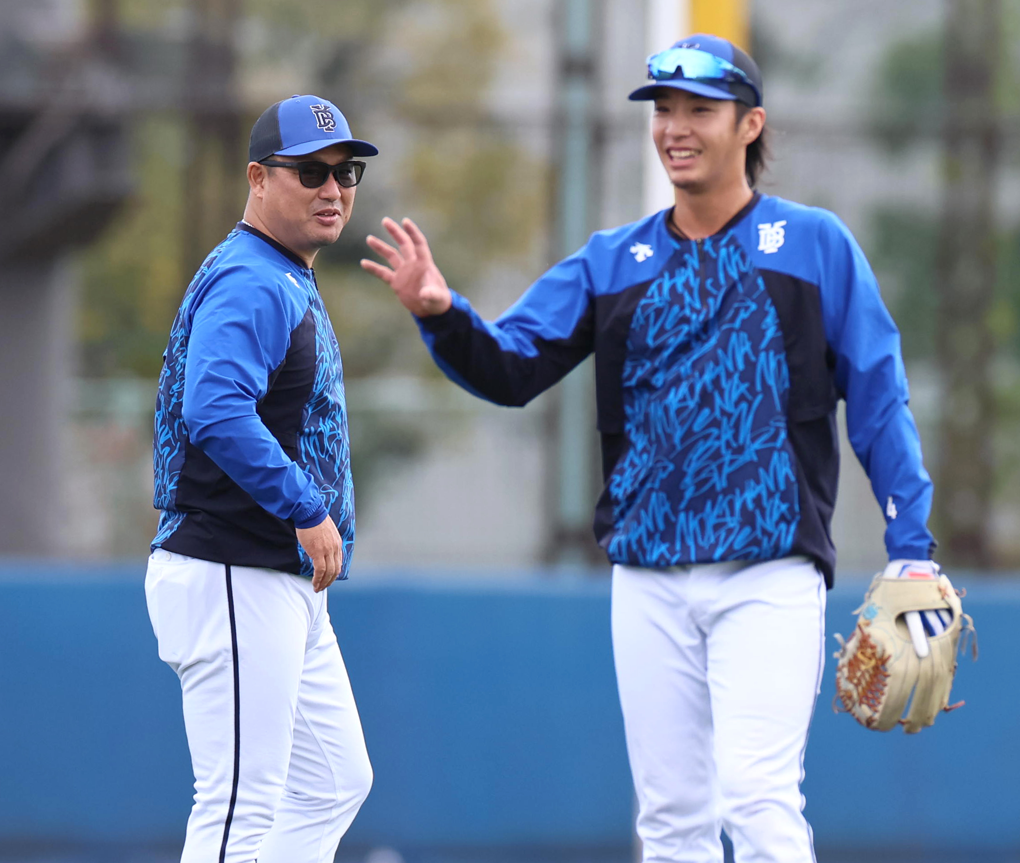 DeNA・村田修一新2軍監督、三塁挑戦の度会を指導 戦力底上げへ決意