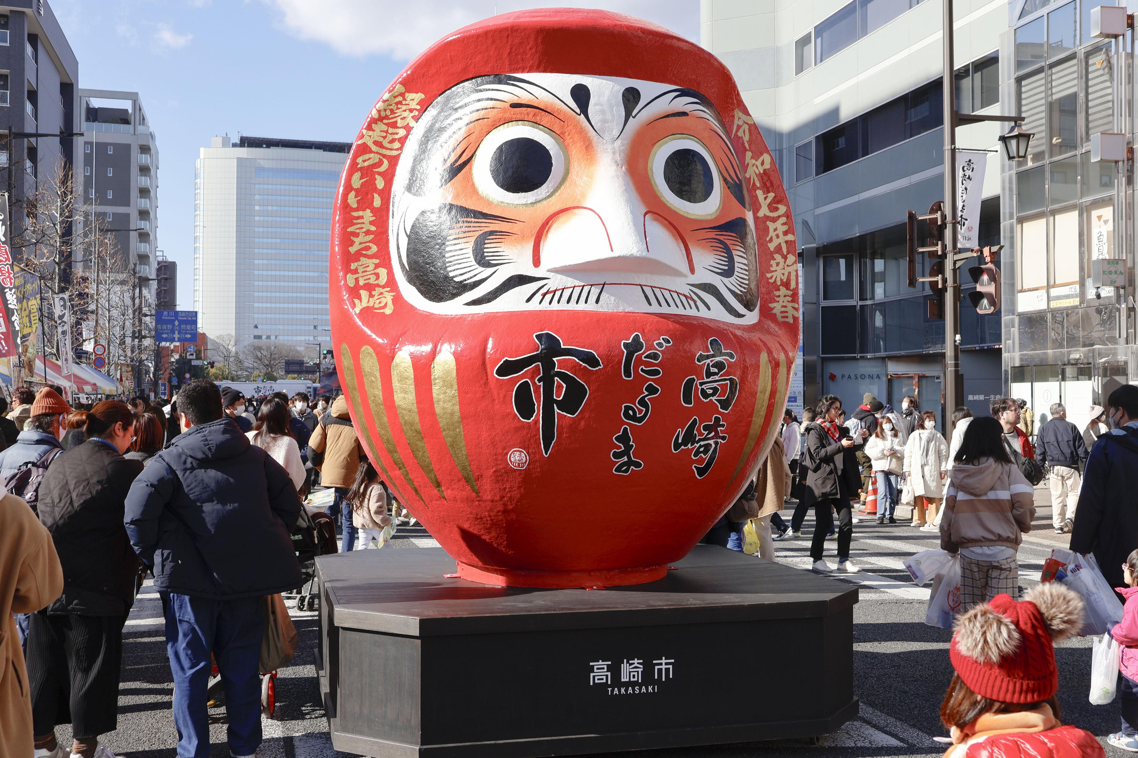 年始恒例にぎわう「高崎だるま市」 干支のヘビデザインも（写真・画像