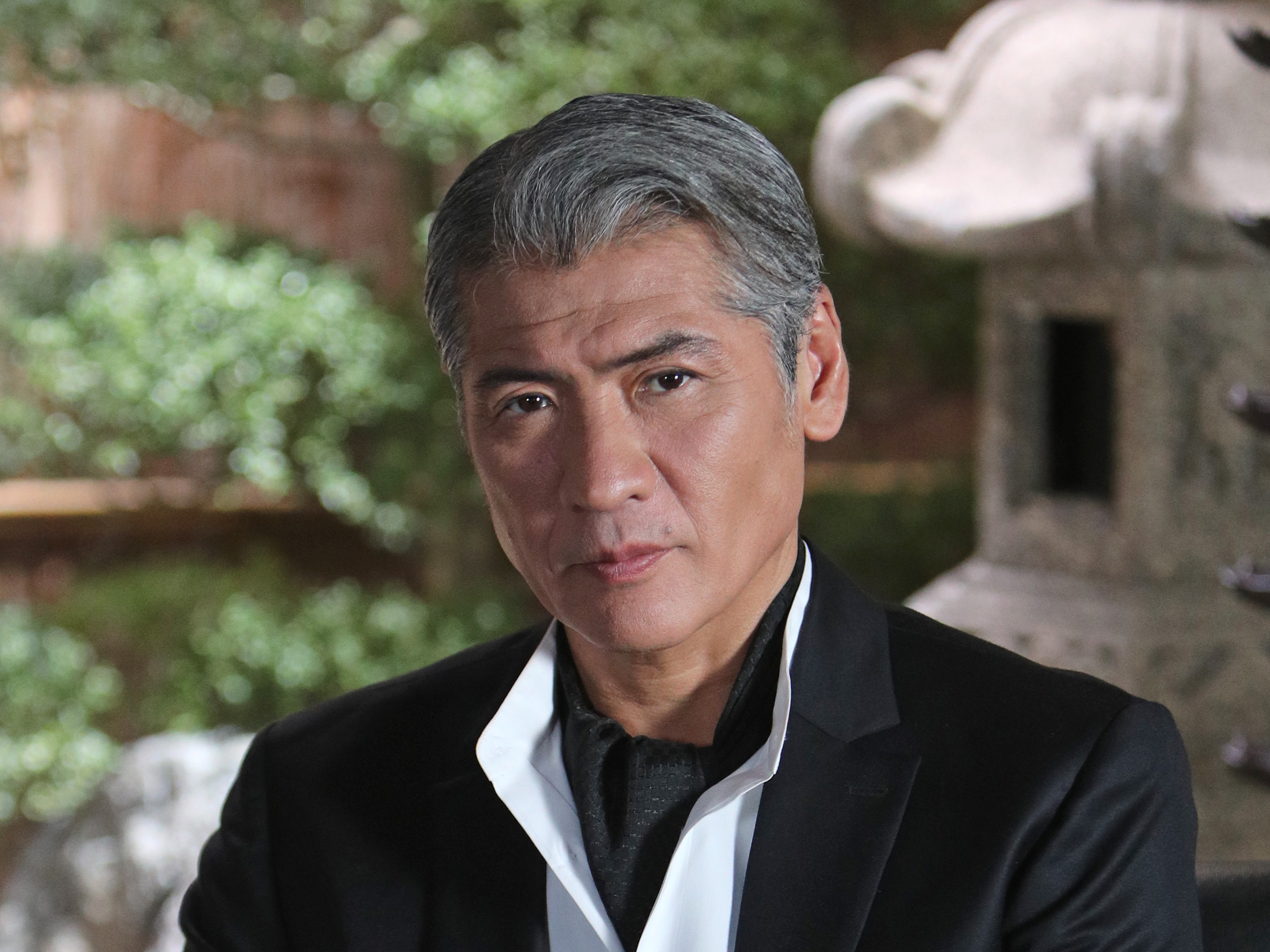 吉川晃司が左目の緊急手術で公演延期、失明の恐れも 8月に振替公演を