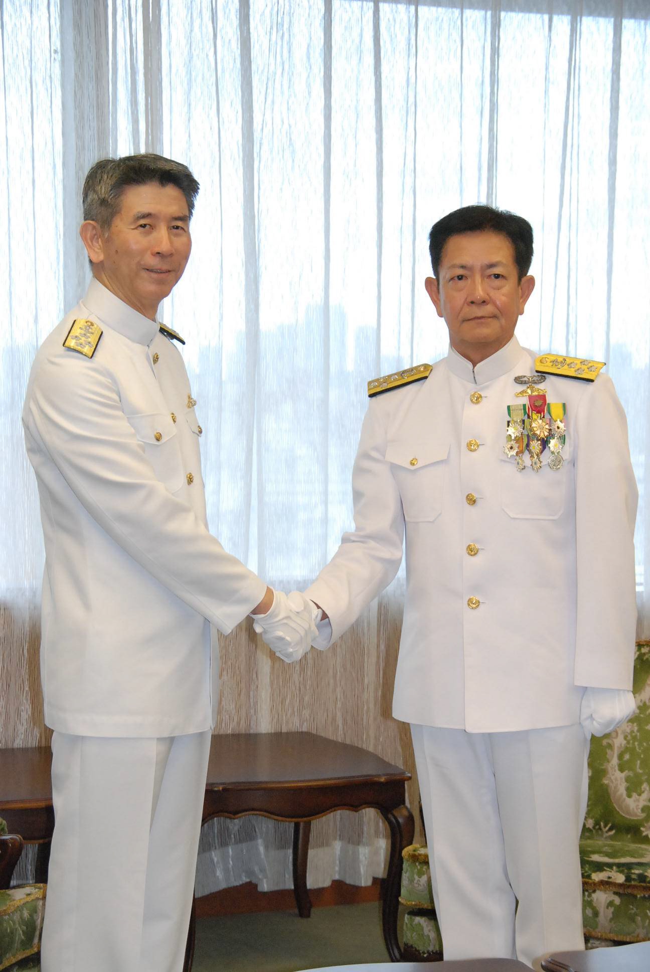 不祥事相次ぐ海自トップ交代、新幕僚長「目を前に向けていきたい