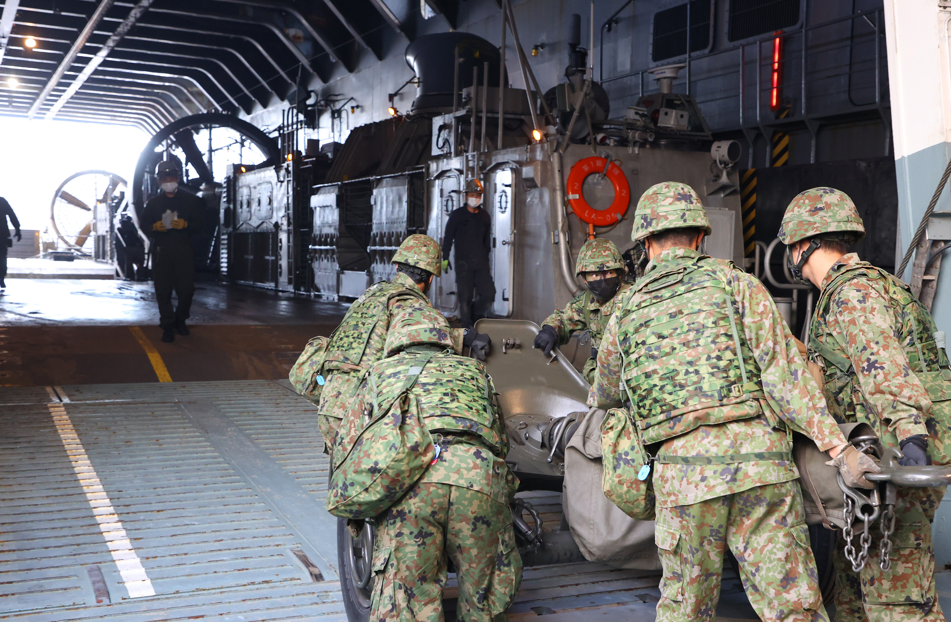 防衛最前線】離島防衛の要 日本版「海兵隊」の水陸一体作戦（写真