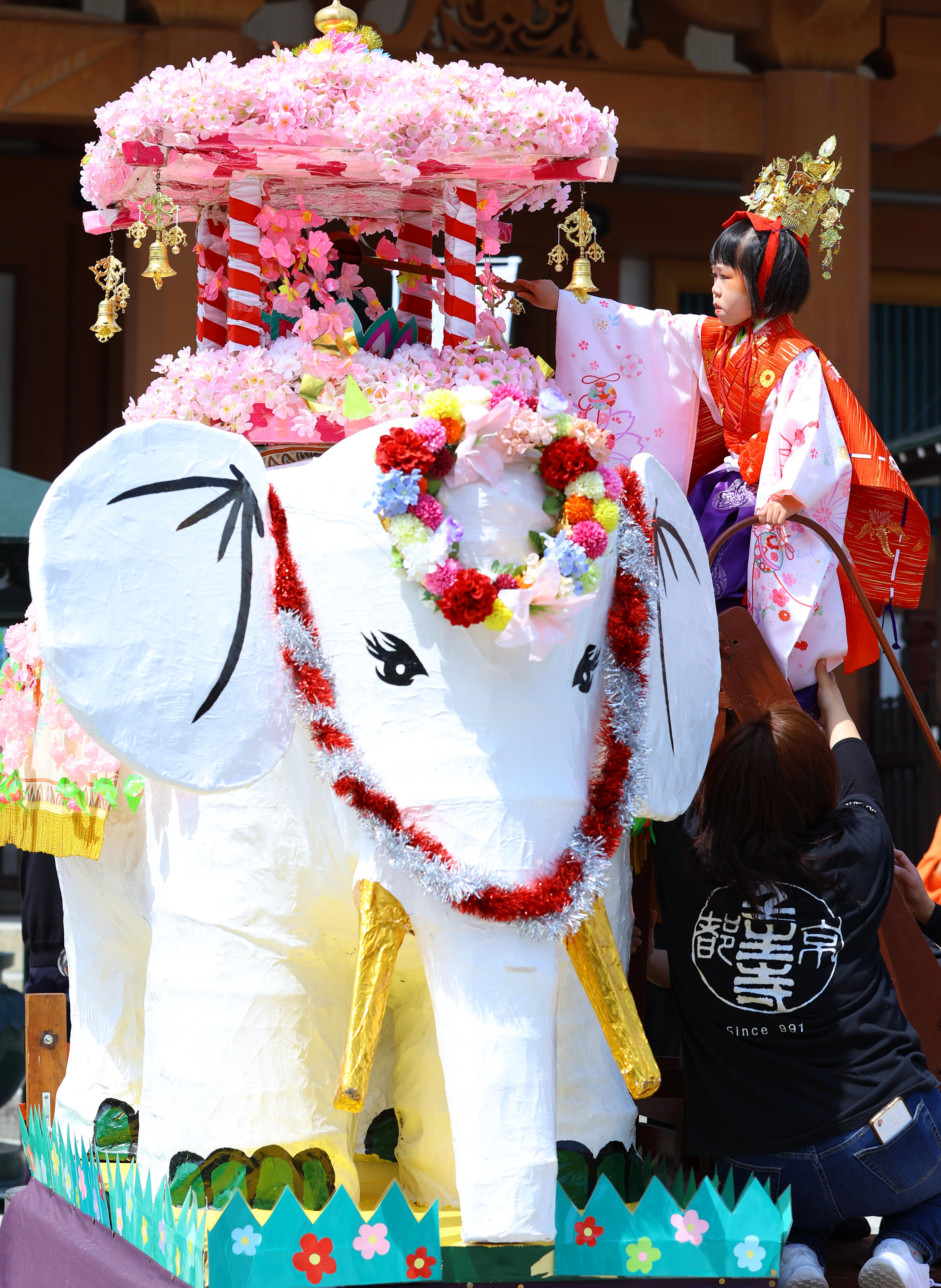 京都・壬生寺で釈迦の誕生祝う「花まつり」園児ら参加、白象と練り歩く