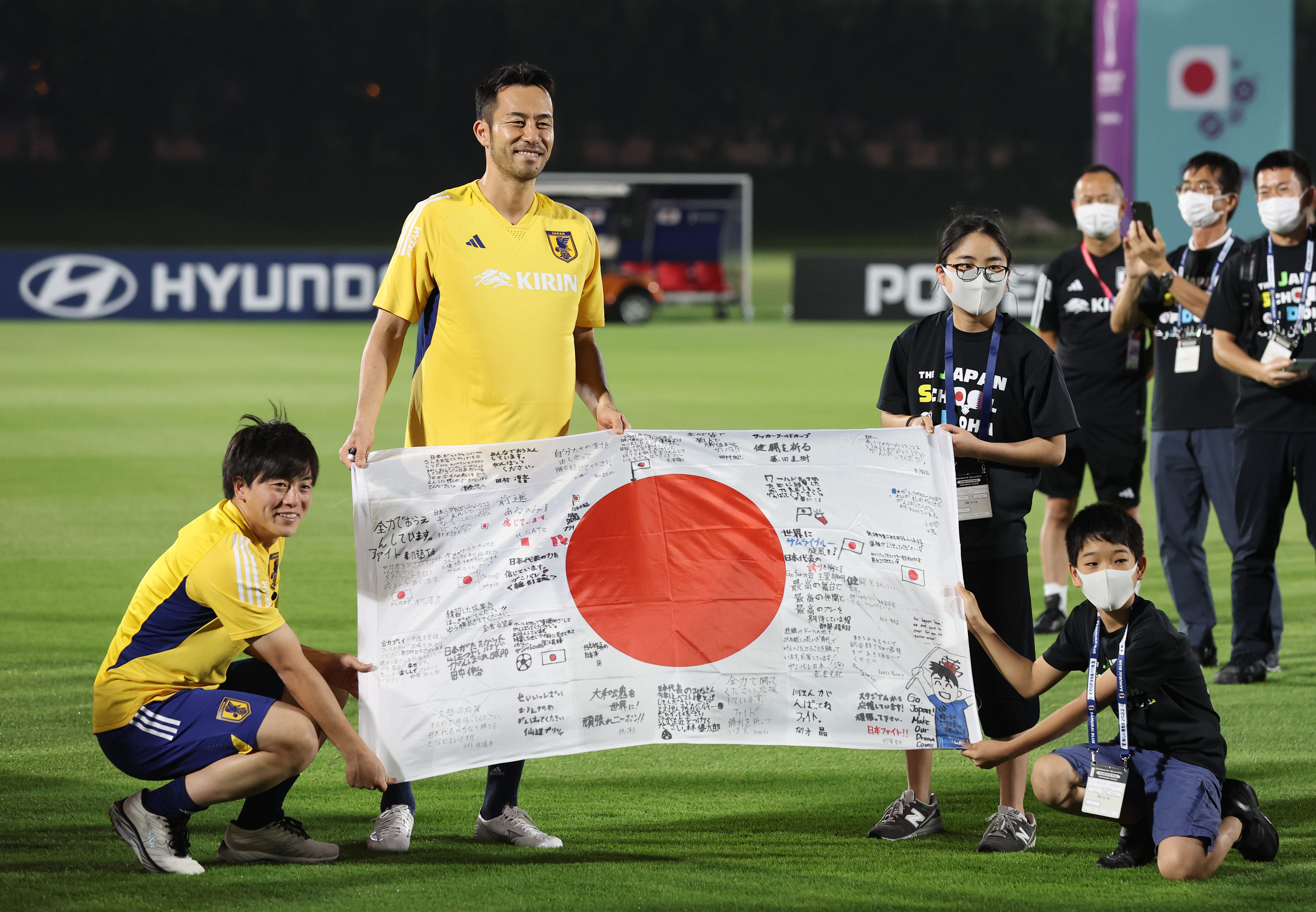 フォト】寄せ書きにニッコリ 日本代表、子どもたちから激励 - 産経ニュース