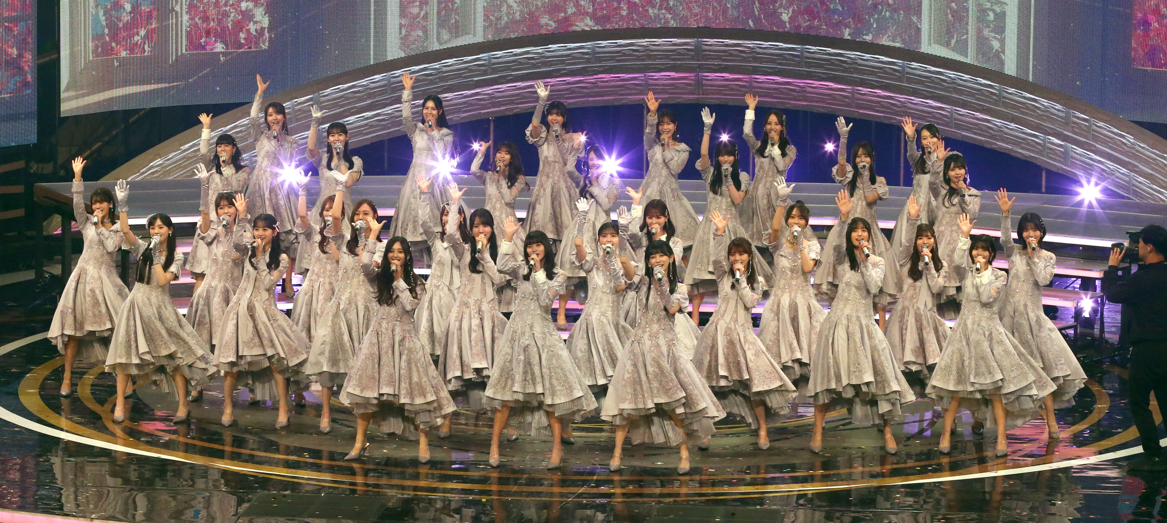 紅白速報③純烈が〝サプライズ〟で群馬の民家から生中継 リモコンで