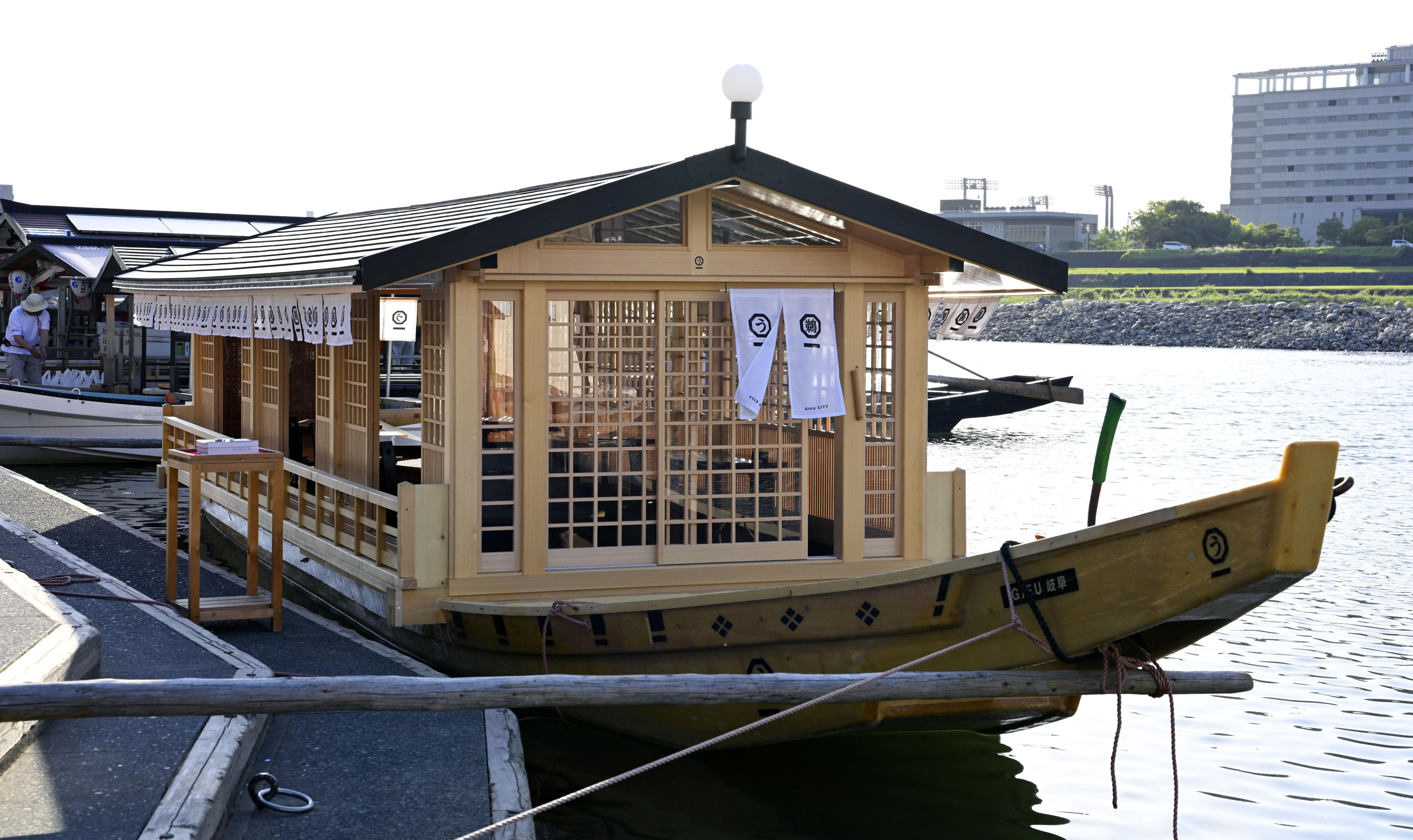 伝統の長良川鵜飼開幕 水戸岡鋭治氏デザインの高級観覧船導入 - サンスポ