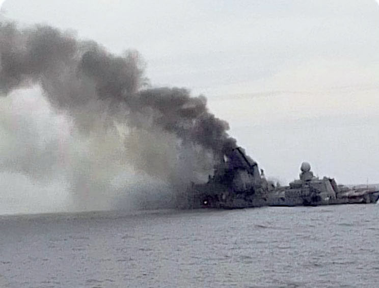 沈没直前の旗艦「モスクワ」 写真流出か、船体傾き黒煙上がる - 産経