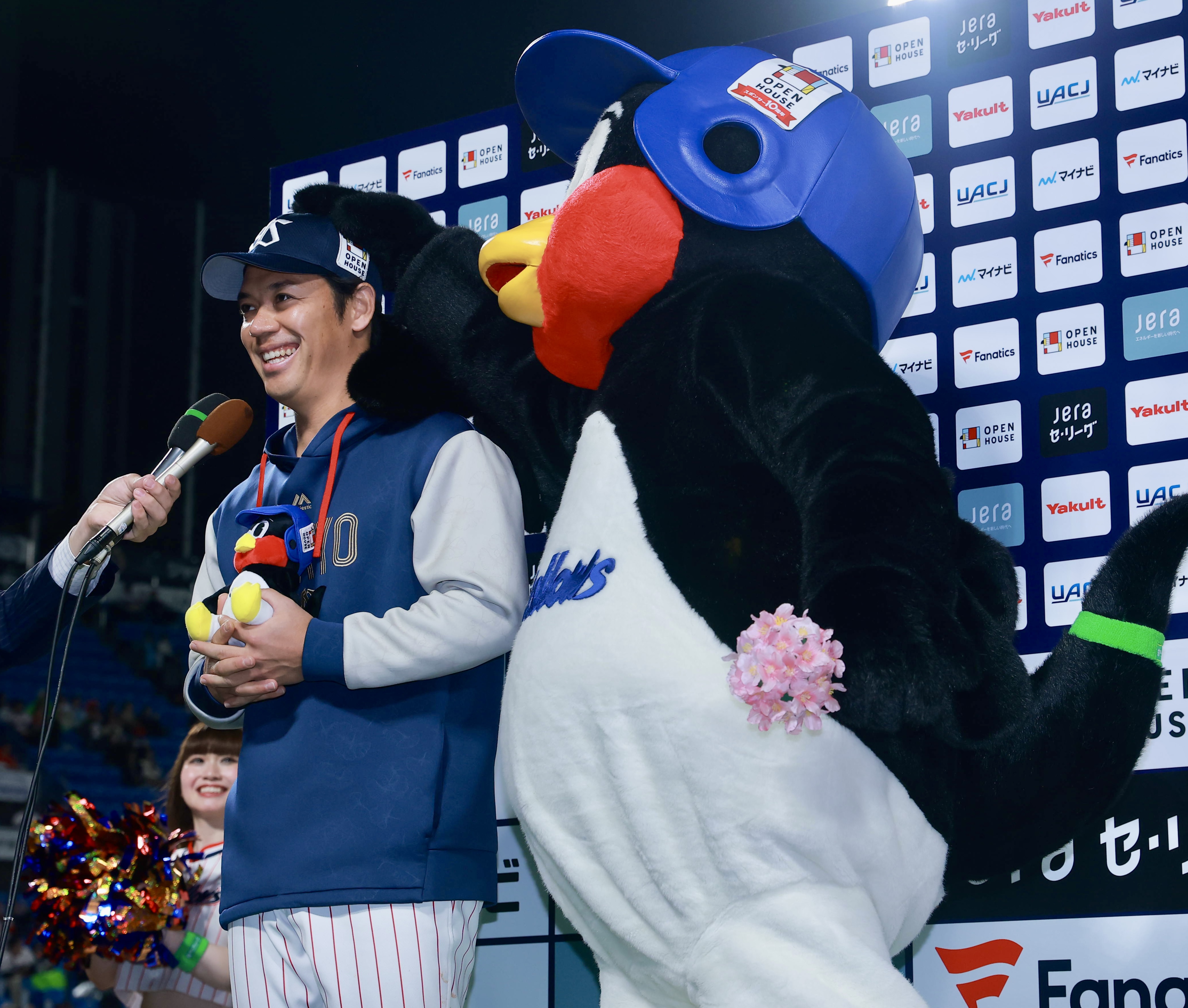 ヤクルト、みんな「えみふる」神宮開幕戦 つば九郎復活祭、開幕4連勝 