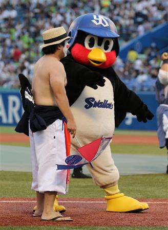 きょうのつば九郎 つば九郎が精力的 ダンサーに絡んだりバレンティンや中日 大島を祝ったり サンスポ