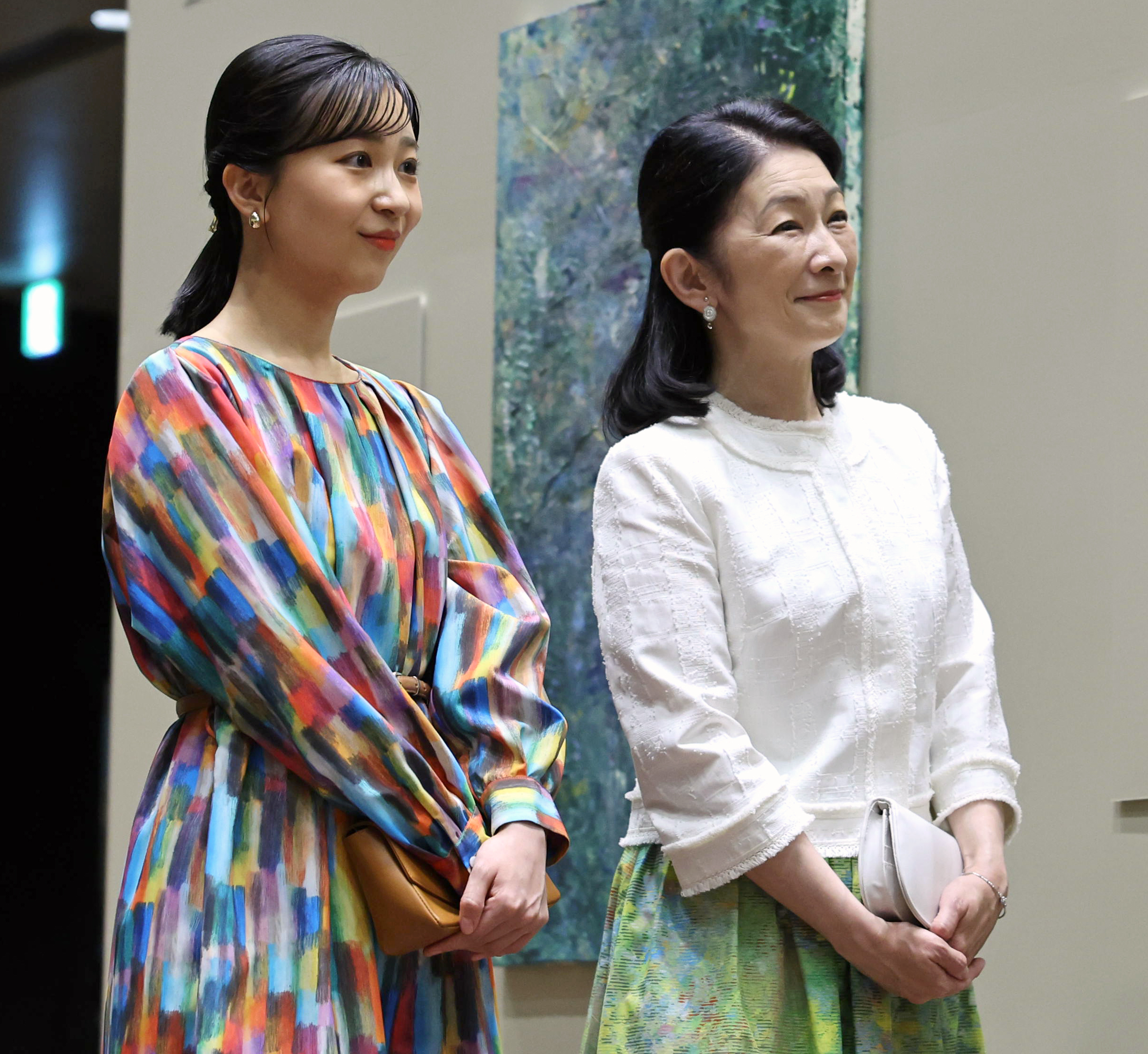 紀子さまと佳子さま、障害あるアーティストの作品ご鑑賞 「カラフル