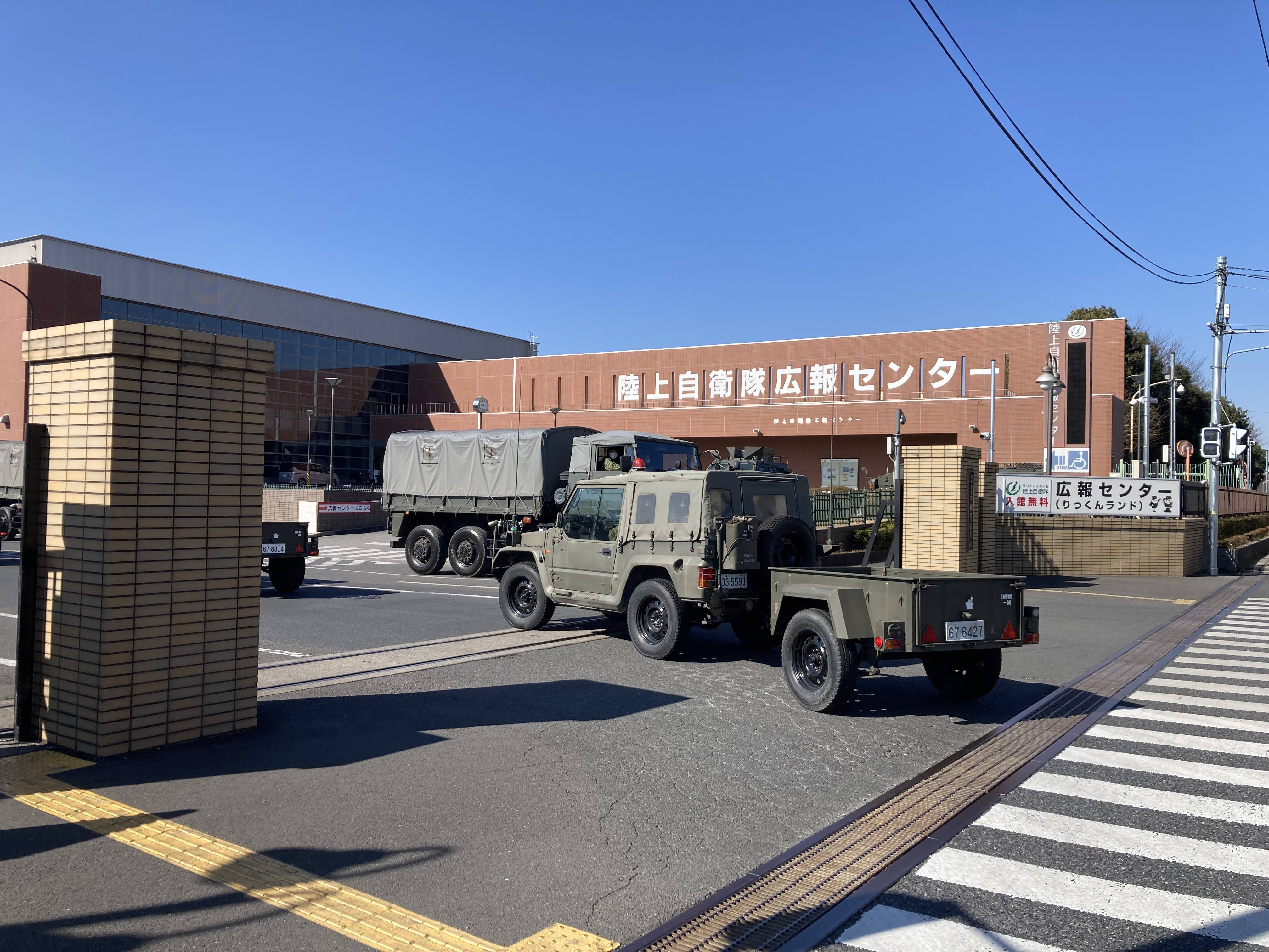 無料で陸自装備品に ヘリコプターは実際に搭乗も 陸上自衛隊広報