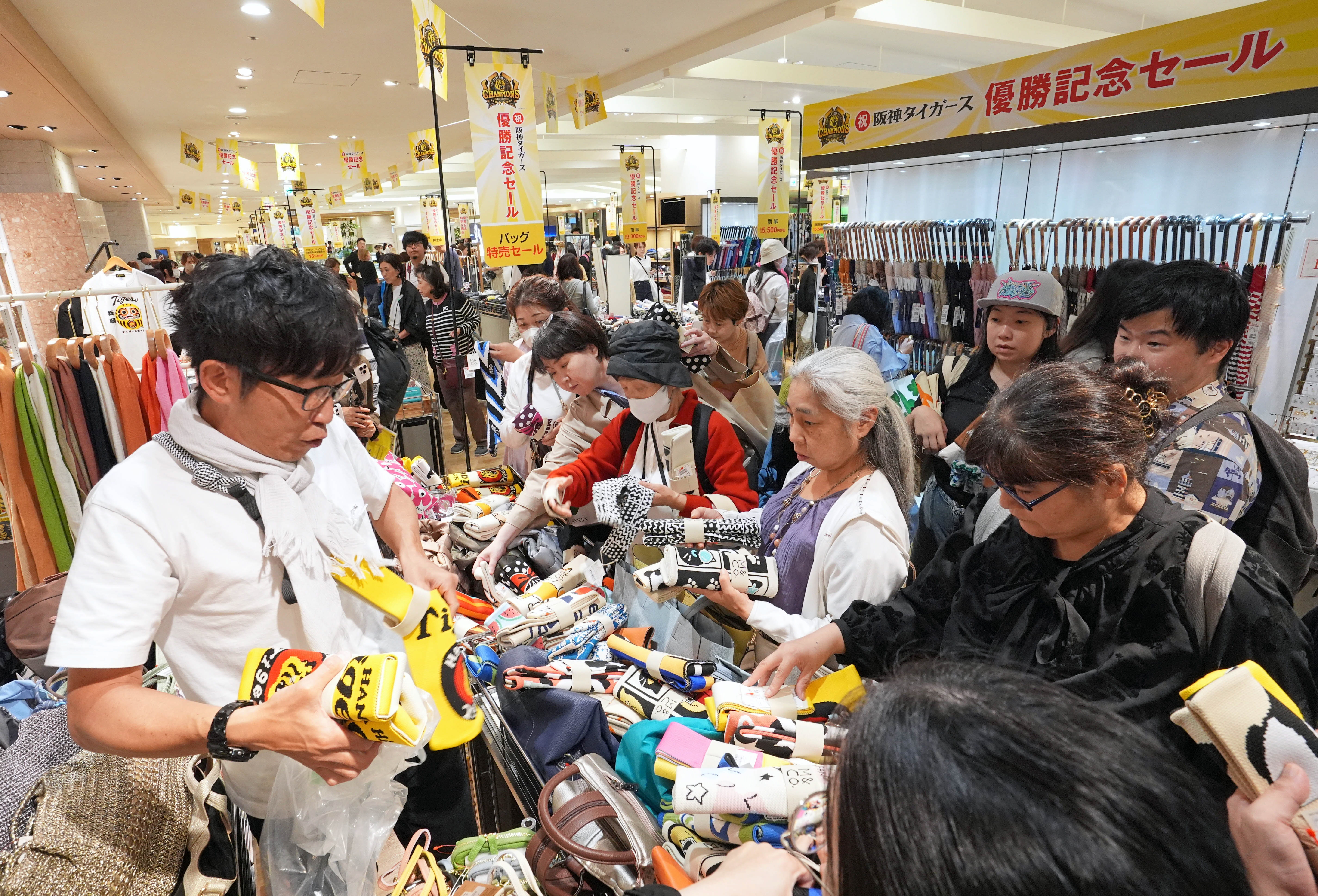 動画】阪神優勝セール活況 連覇にちなんだ2200万円分の宝飾品4点セット