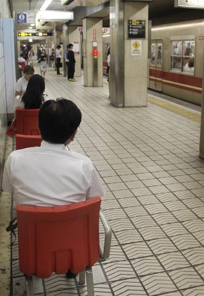 関西の議論 ベンチの向きを９０度変えるだけ 鉄道会社 悩みのタネ 酔客のホーム転落事故は防げるのか 1 4ページ 産経ニュース