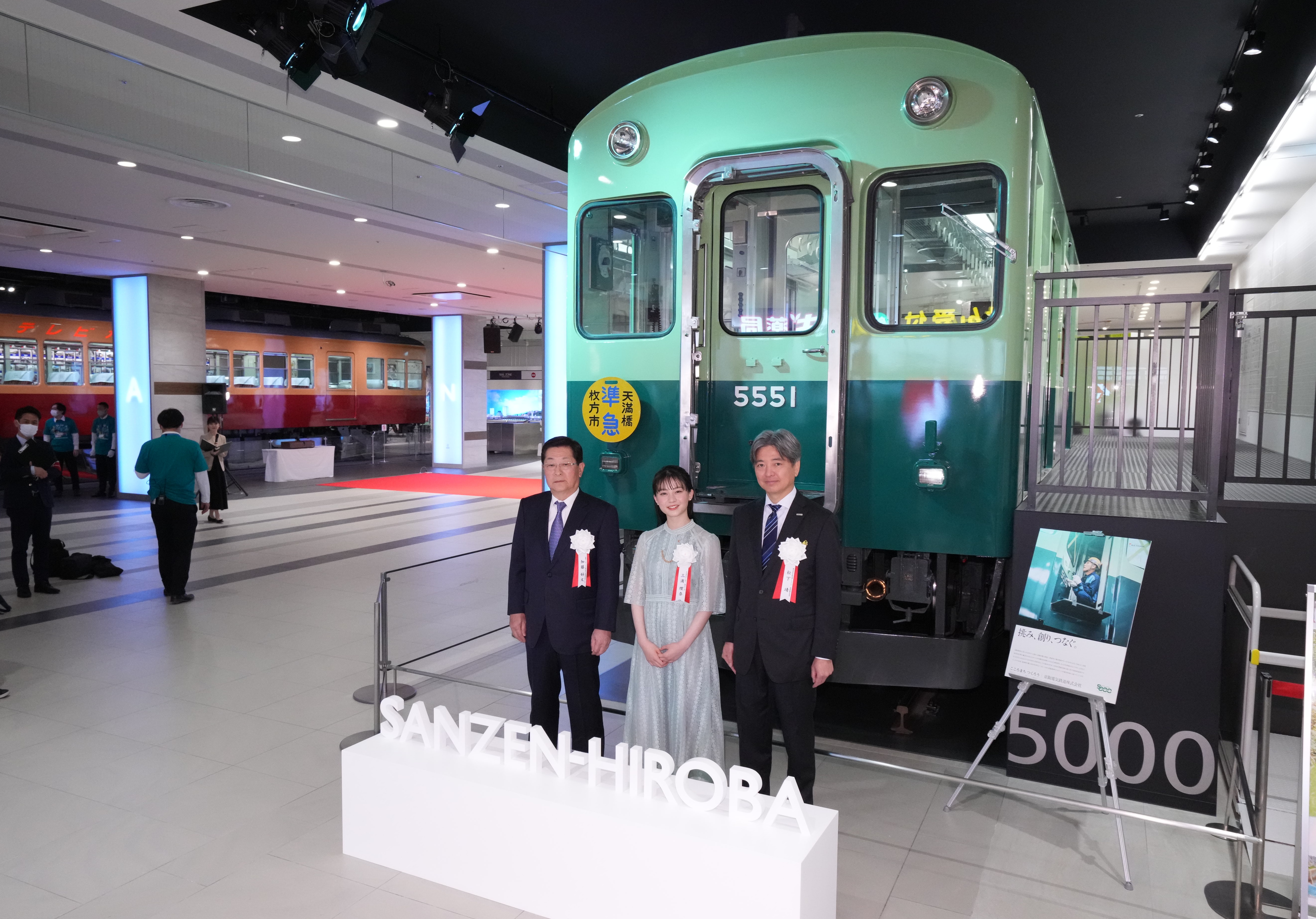 駐車場 展示台← Nguyen Thanh Ha さんお返事待ち 動画】【フォト＆動画】京阪「5000系」を復刻展示、デビュー