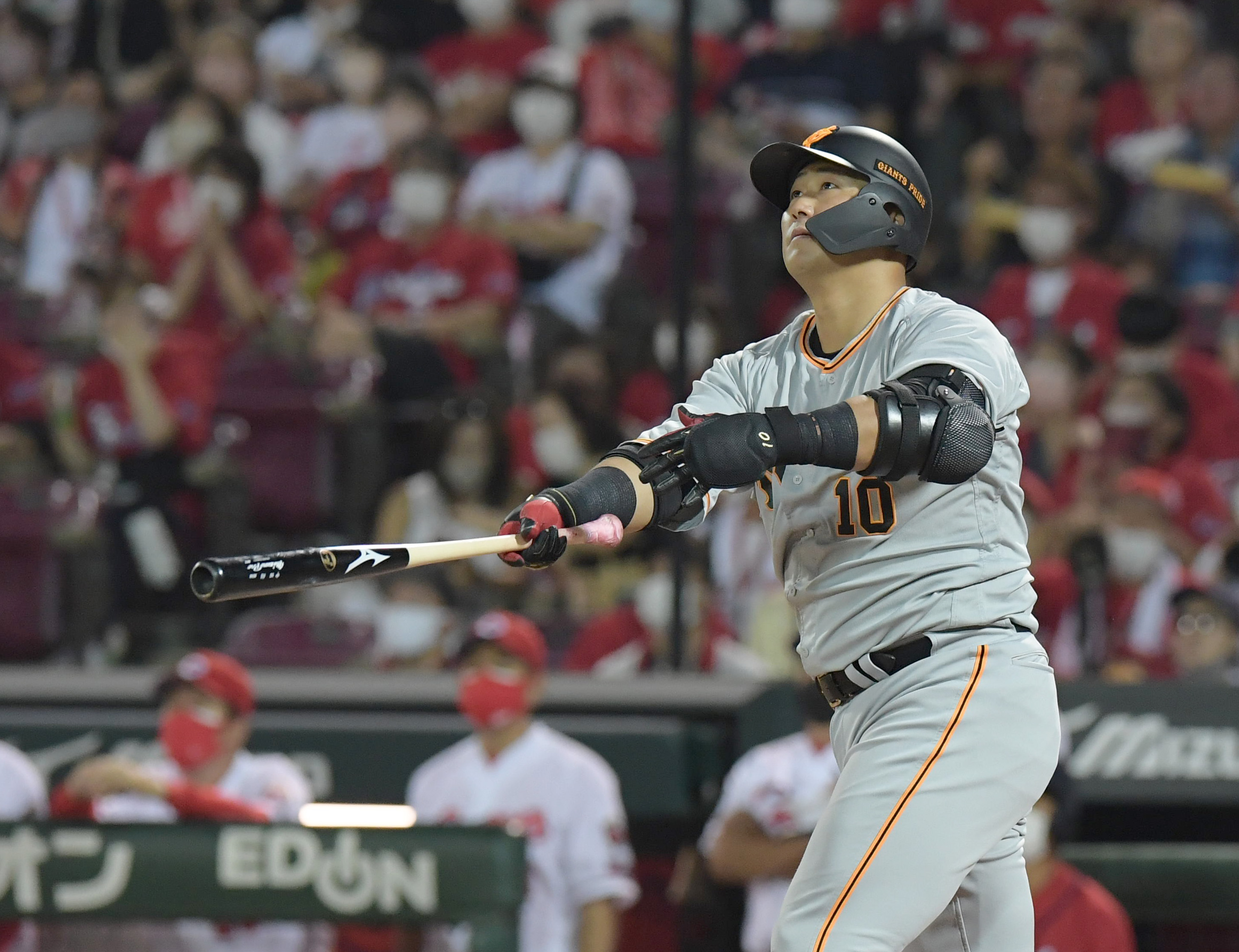 巨人・中田翔が左翼席上段へ16号2ラン 11試合ぶりの一発