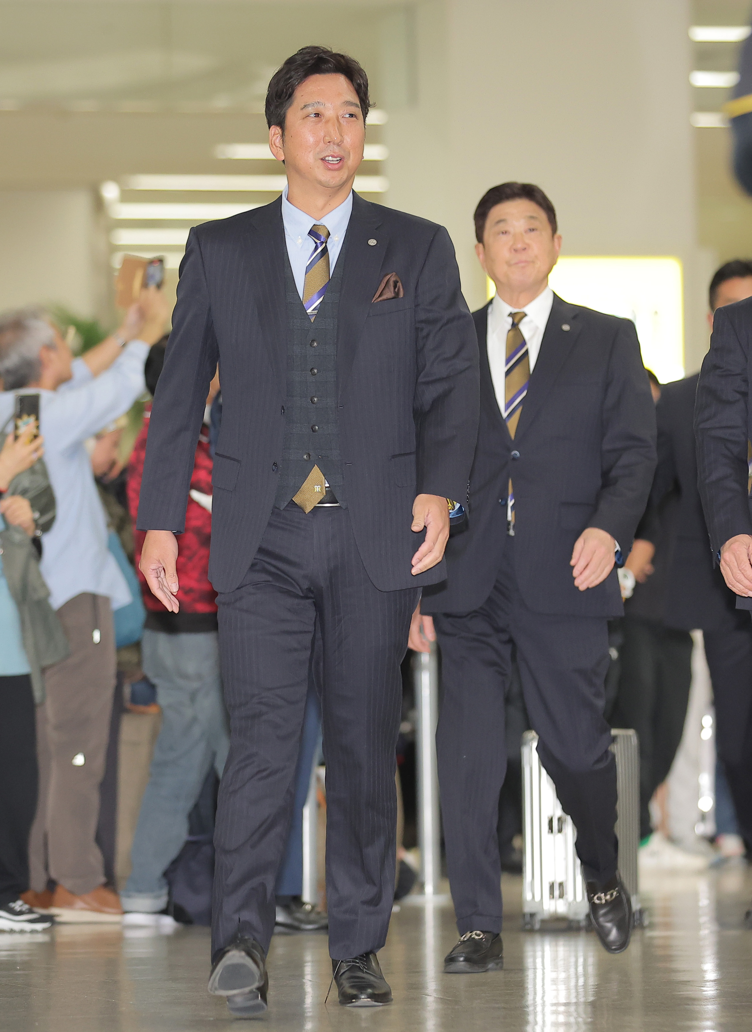 阪神・藤川監督が沖縄到着 今朝丸、湯浅の具志川組も移動（写真・画像