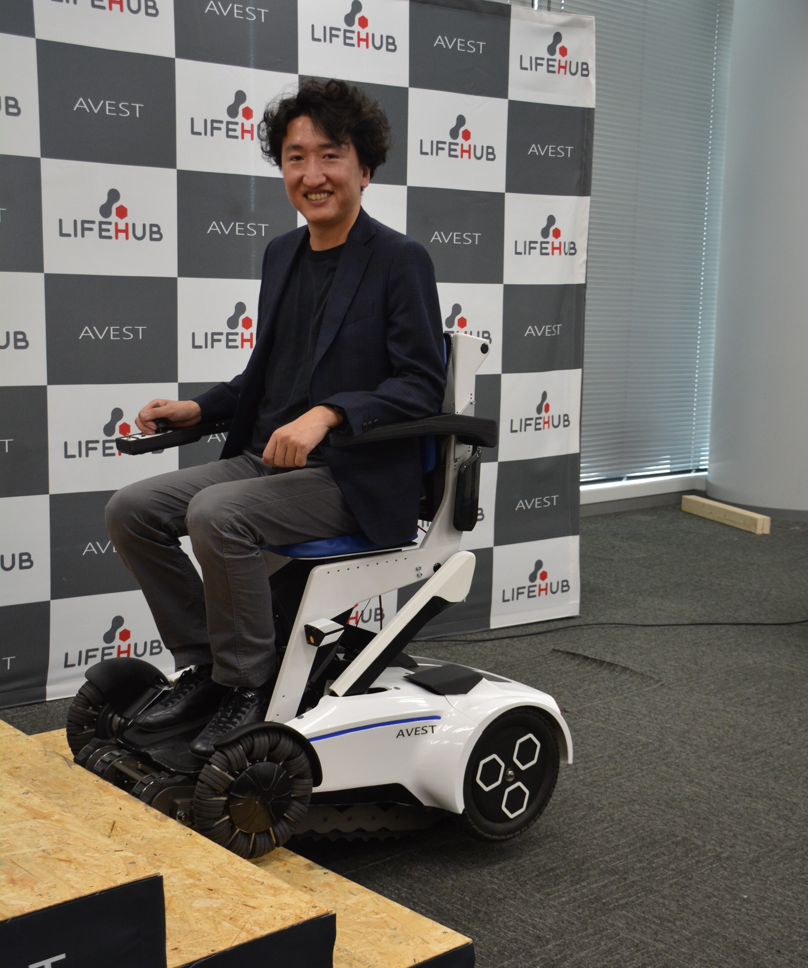 階段を昇降できる電動車いす、新興企業ライフハブが開発 2026年に150万