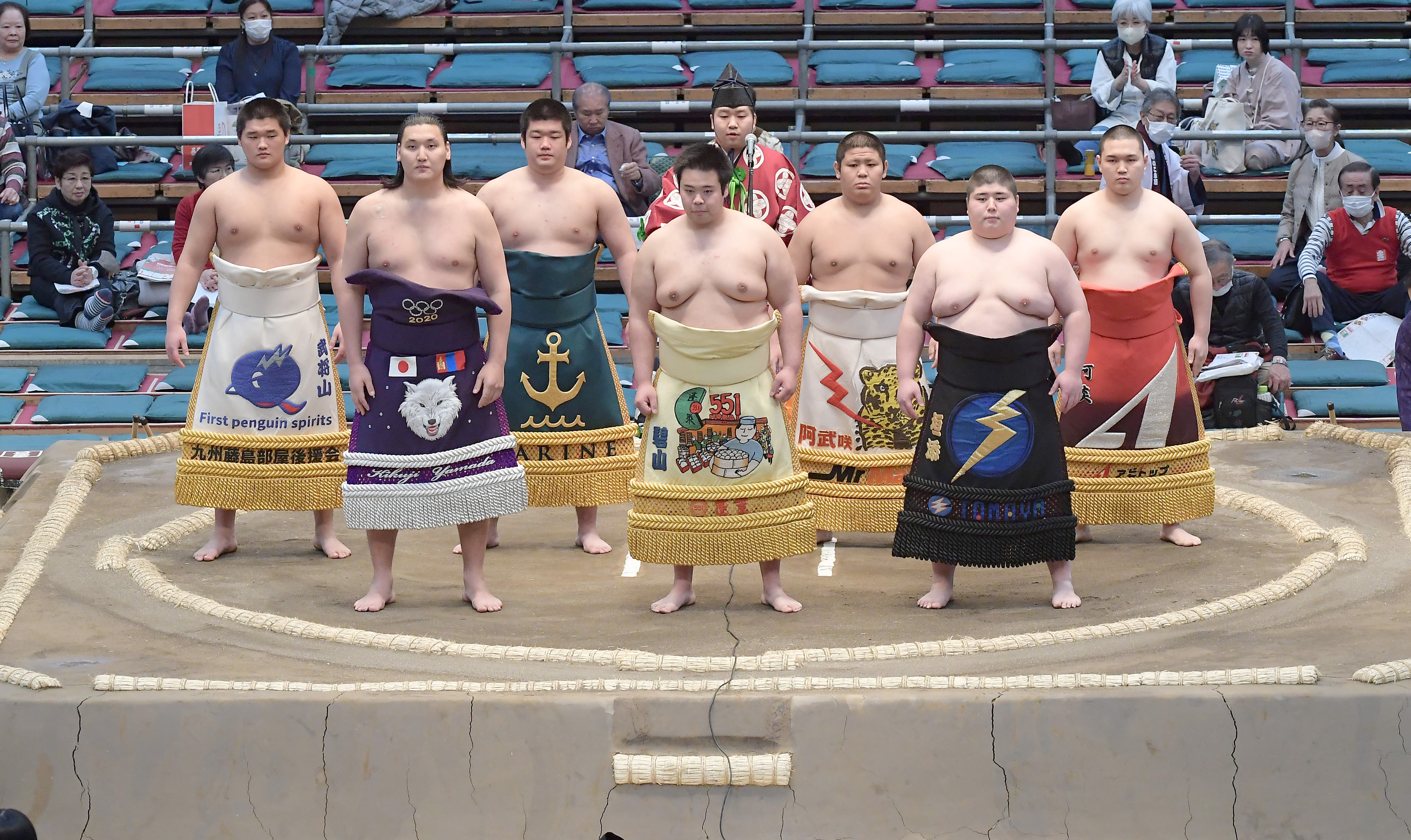 聖白鵬「緊張とうれしさ」 宮城野親方の化粧まわしで新序一番