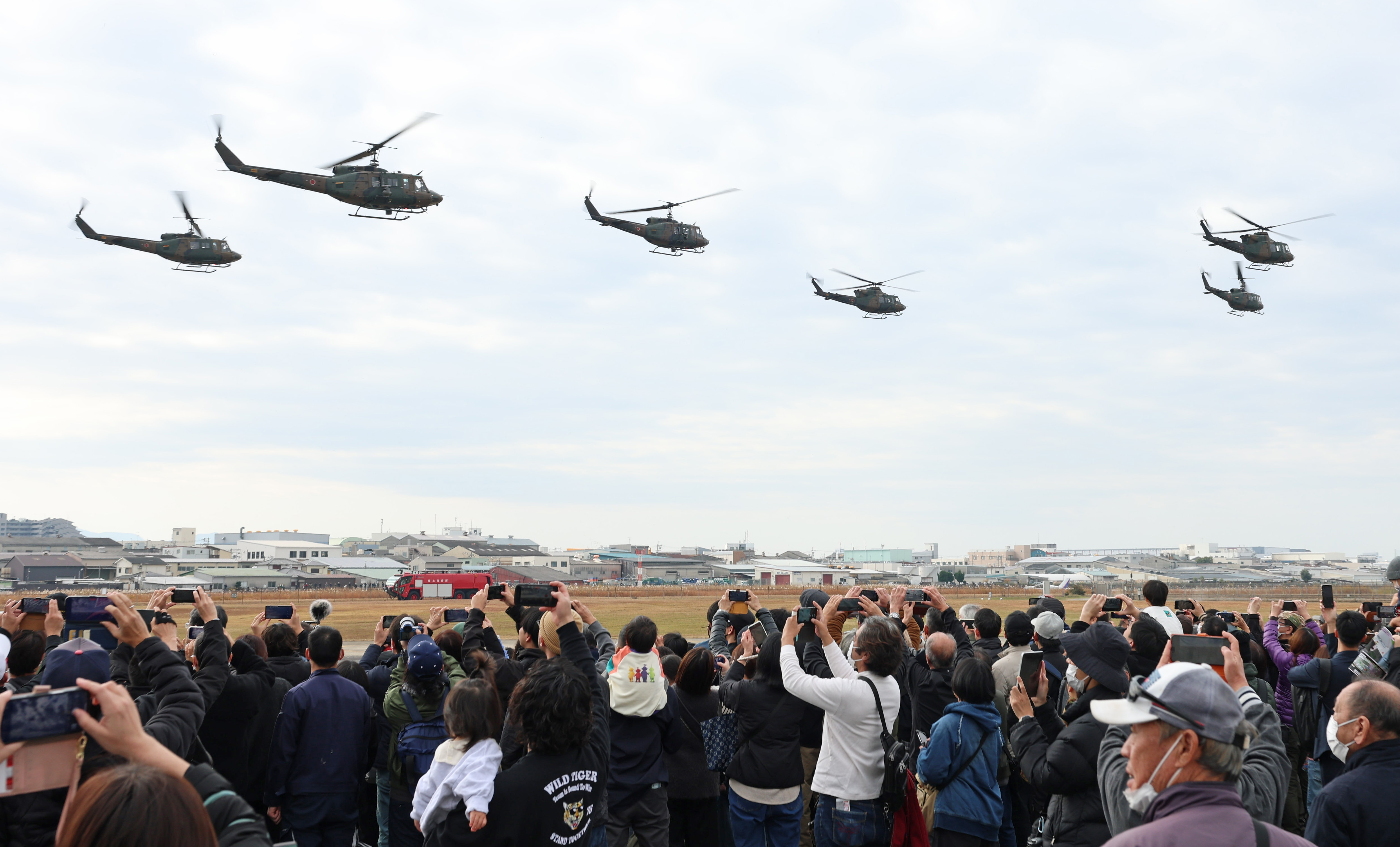 エアーフェスタYAO」陸自ヘリが編隊飛行、災害対処訓練を披露 陸上