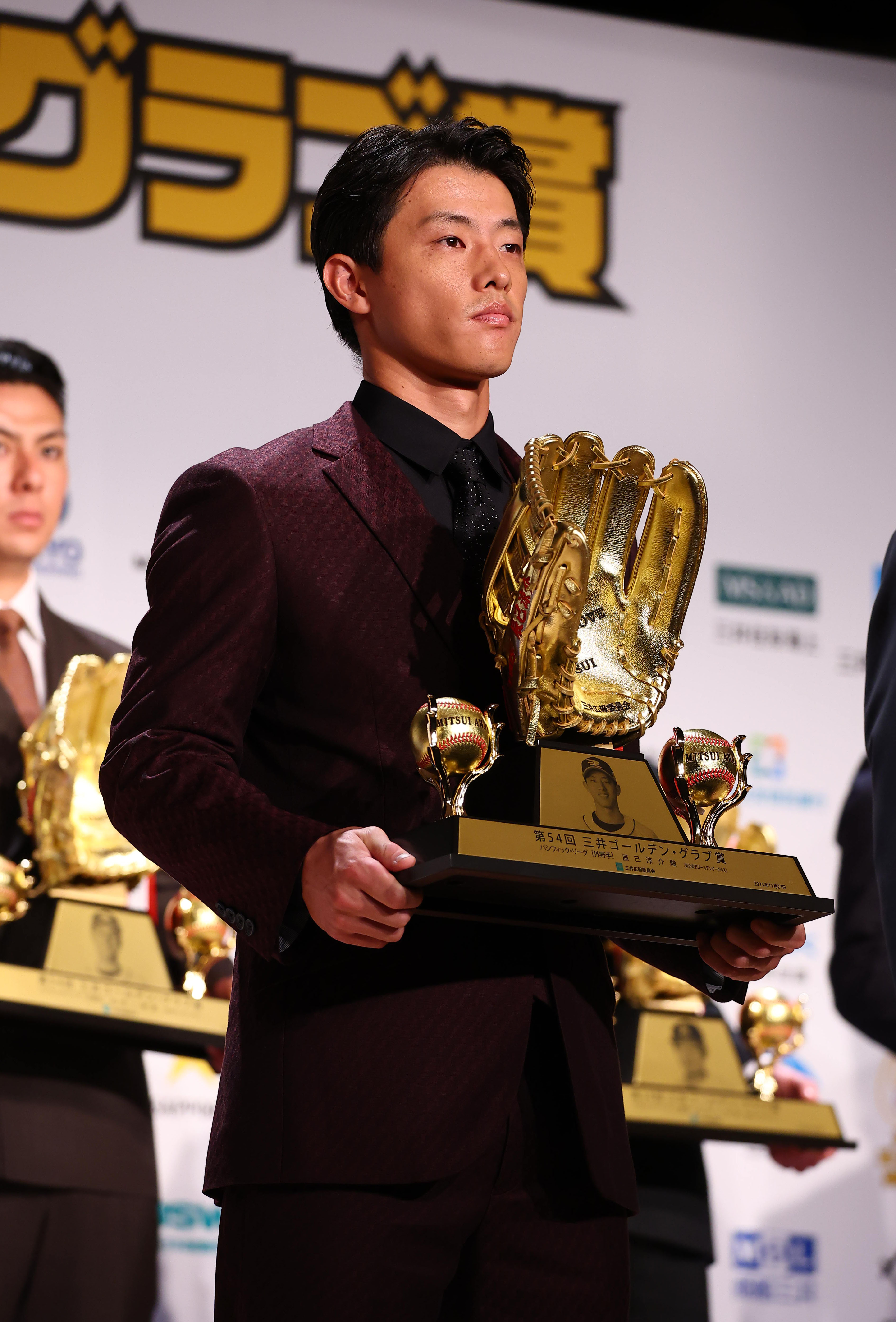 楽天・辰己涼介、金ピカ一転スーツ姿の〝正装〟で登場「来年以降