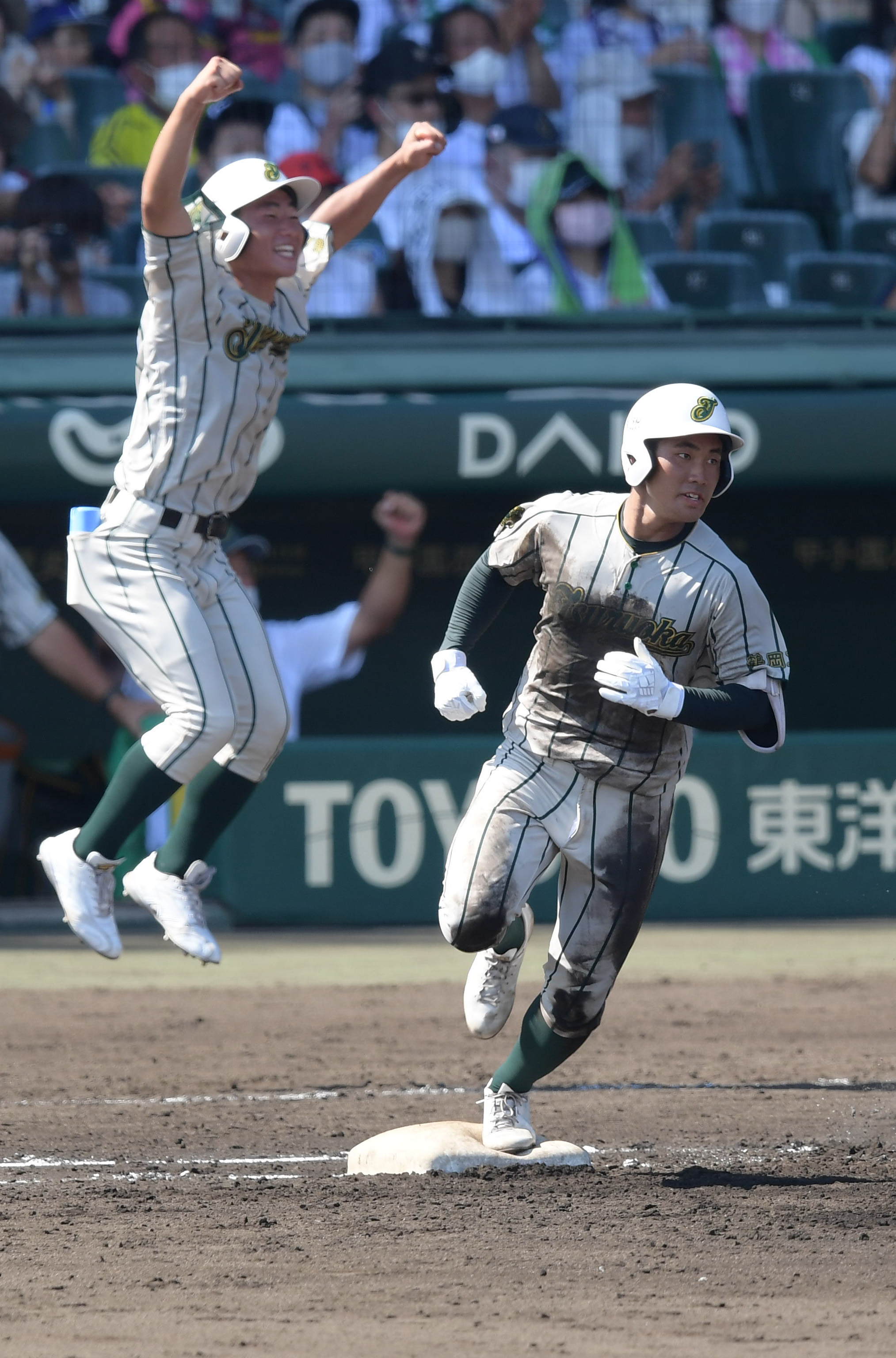 鶴岡東の土屋が2発 天国の父と一塁側アルプス席の母へ「恩返し