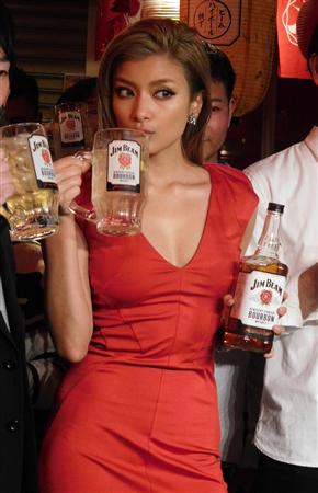 ローラ 胸元の開いた赤いドレスで 友達の親戚のおじいさんの家に来たみたい イザ