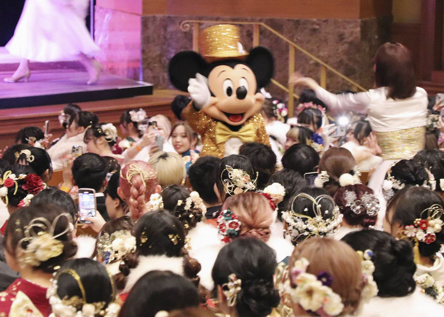 ミッキーマウスが新成人を祝福 千葉・浦安の二十歳の集い