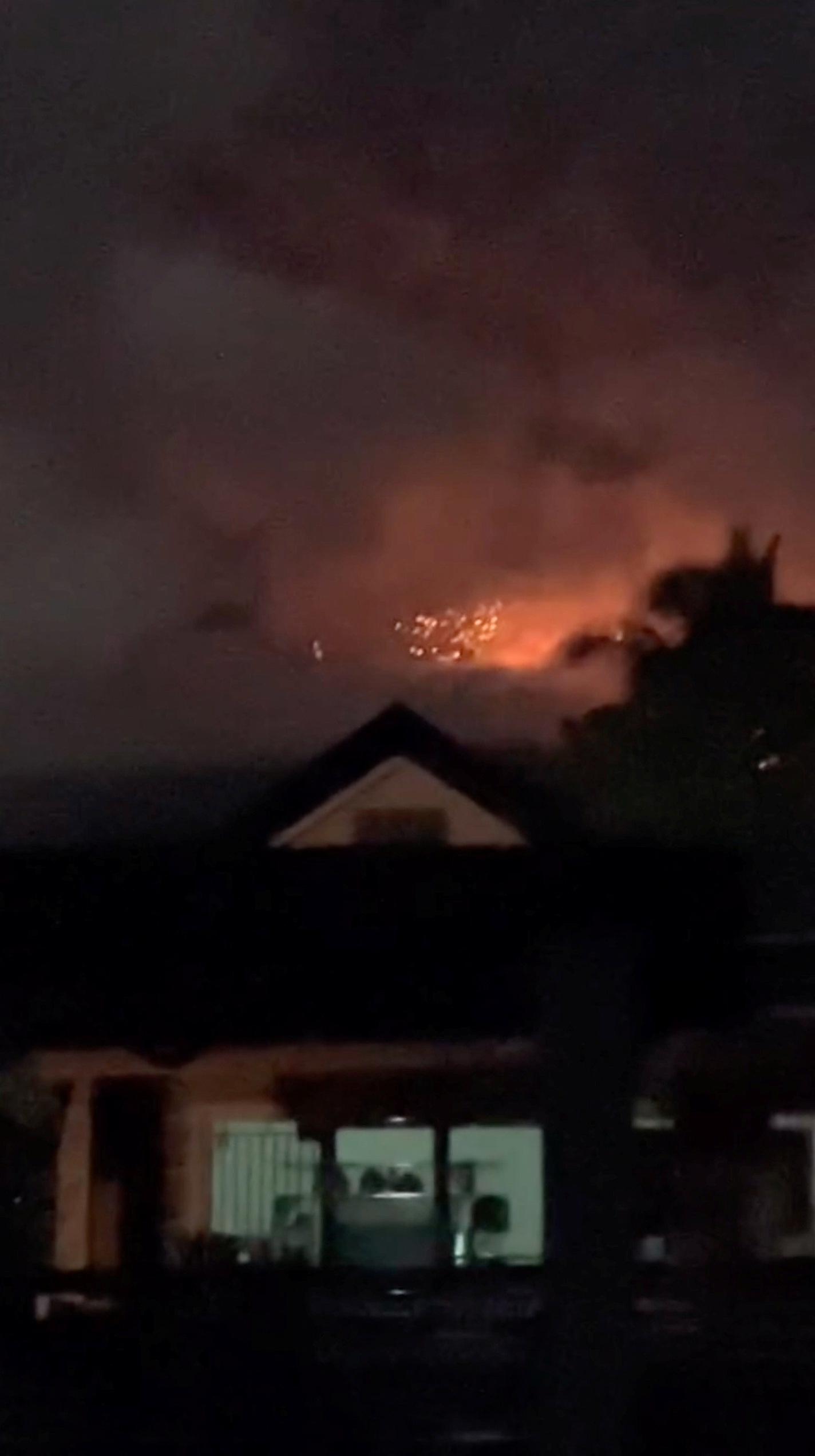 フィリピン中部ネグロス島で再び噴火 2万人避難、5カ月に カンラオン