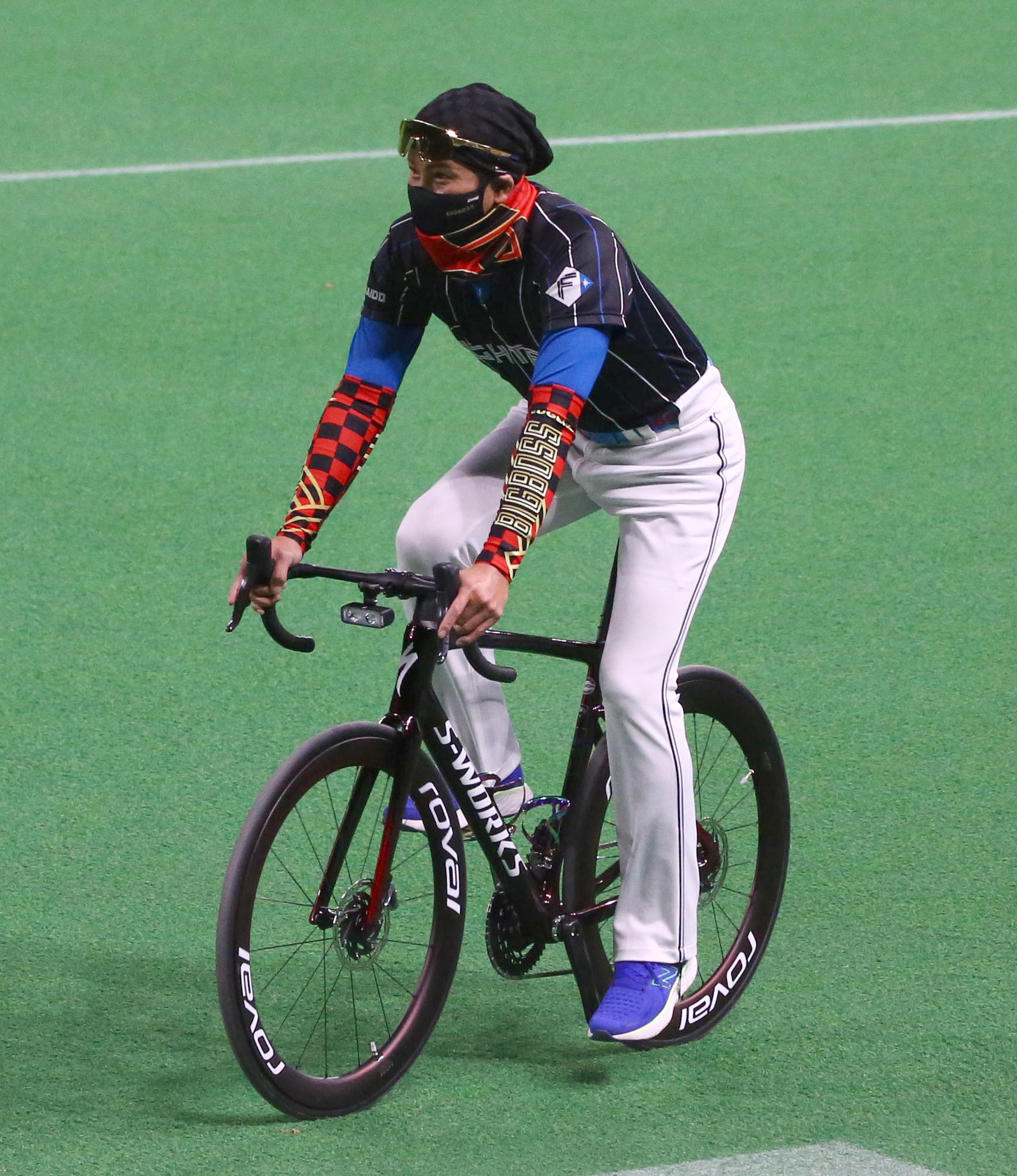 日本ハム・新庄剛志監督が180万円ロードバイクに乗ってグラウンドに