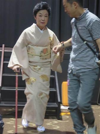 若尾文子 撮影で転んで足痛めていた つえをつき舞台あいさつ出席 サンスポ