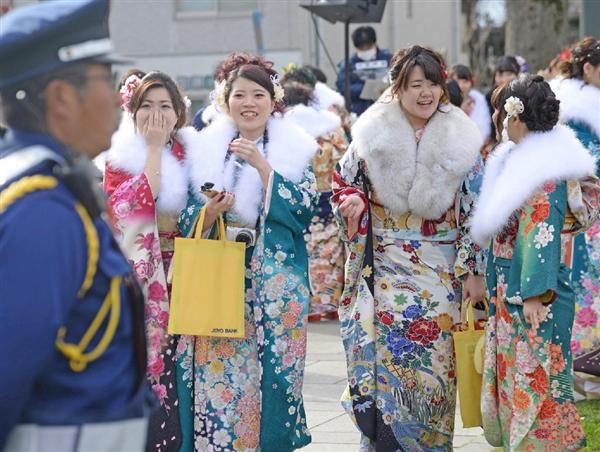 成人式ｄｑｎ なめんなよ やってやるぜ ステージ乱入を制止 茨城 つくば市で式典が一時中断 追突事故の市長は謝罪 1 3ページ 産経ニュース