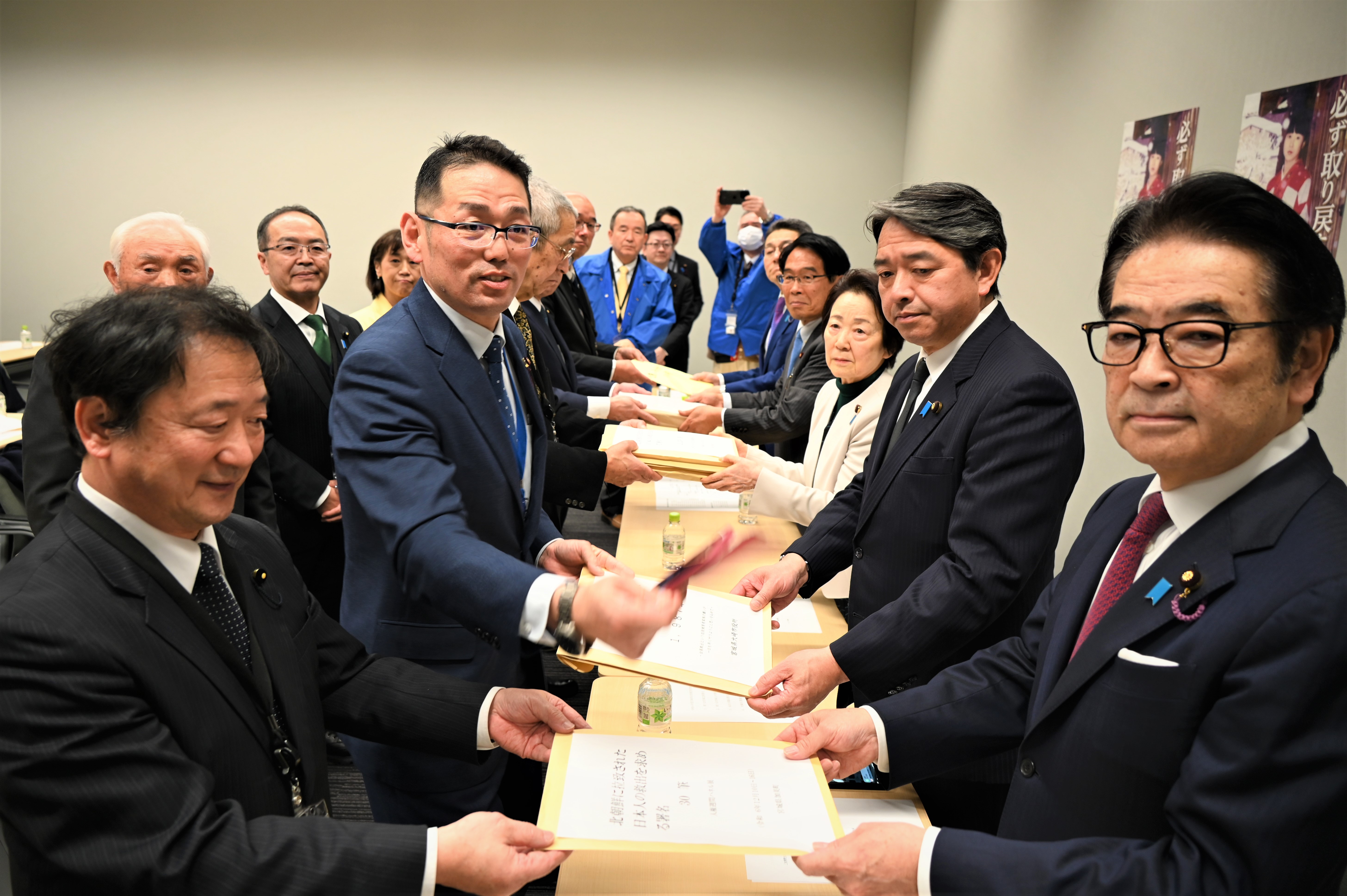拉致議連幹部、首相に苦言「首脳会談への意欲語って」 救う会宮城から