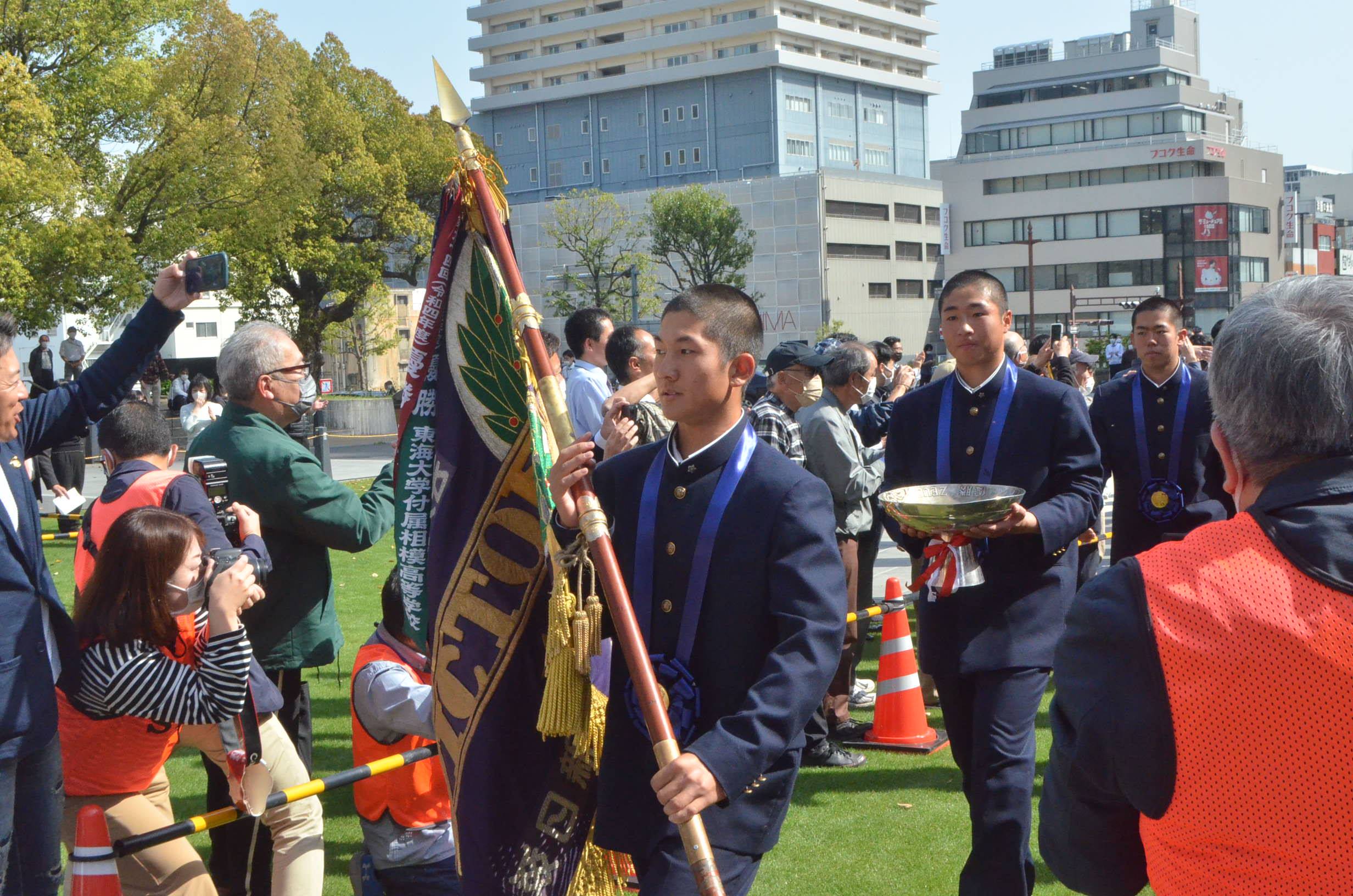 選抜優勝の山梨学院に栄誉賞、県庁で優勝報告 - 産経ニュース