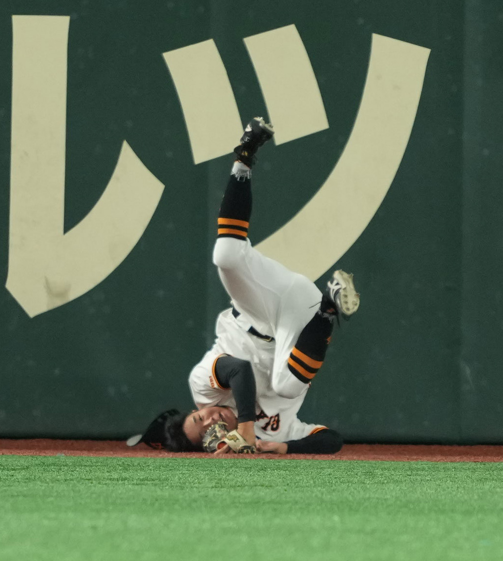 巨人D3位・佐々木俊輔が衝撃のフェンス激突キャッチ 広島ファンも